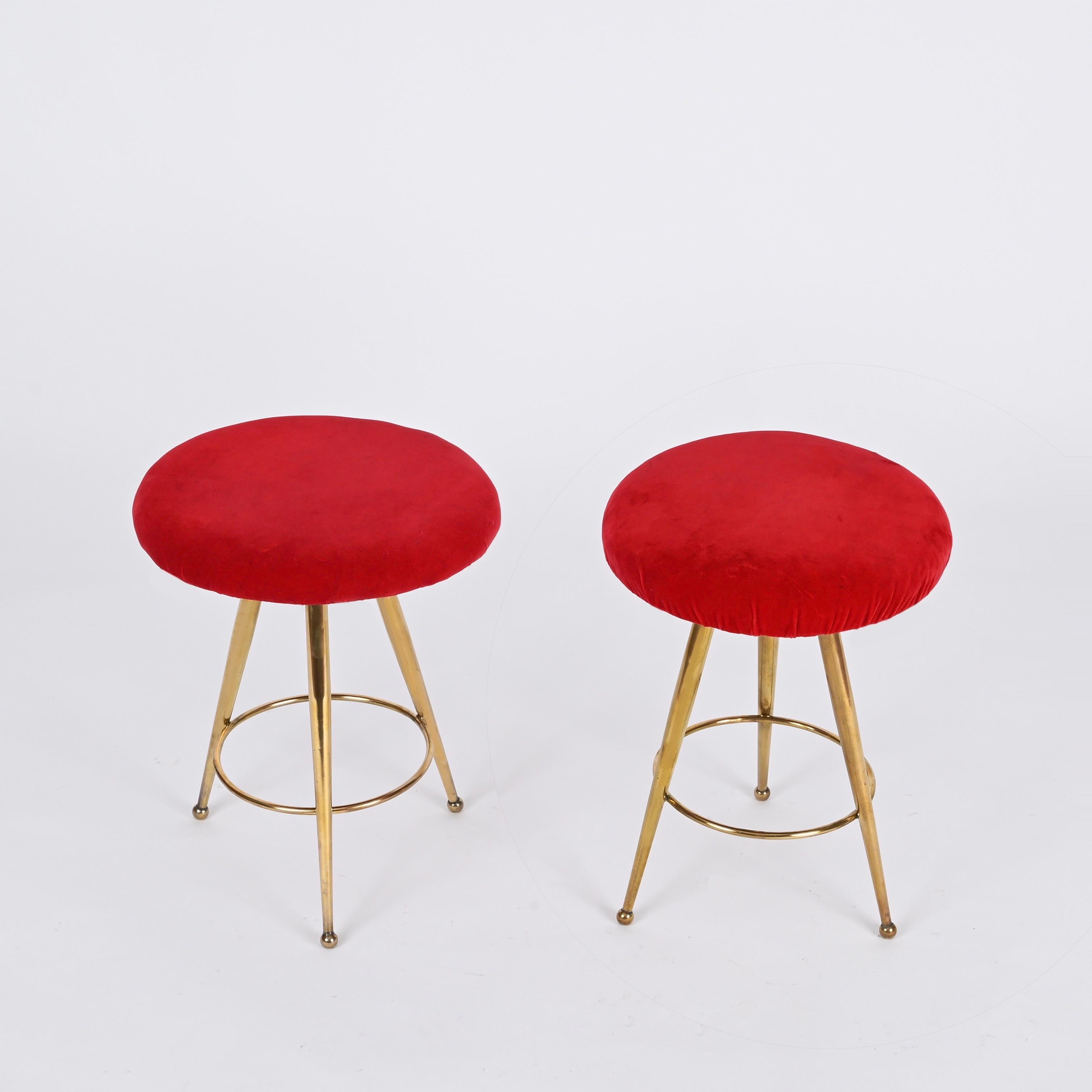 Mid-Century Pair of Italian Tripod Stools in Red Velvet and Brass, 1950s In Good Condition For Sale In Roma, IT