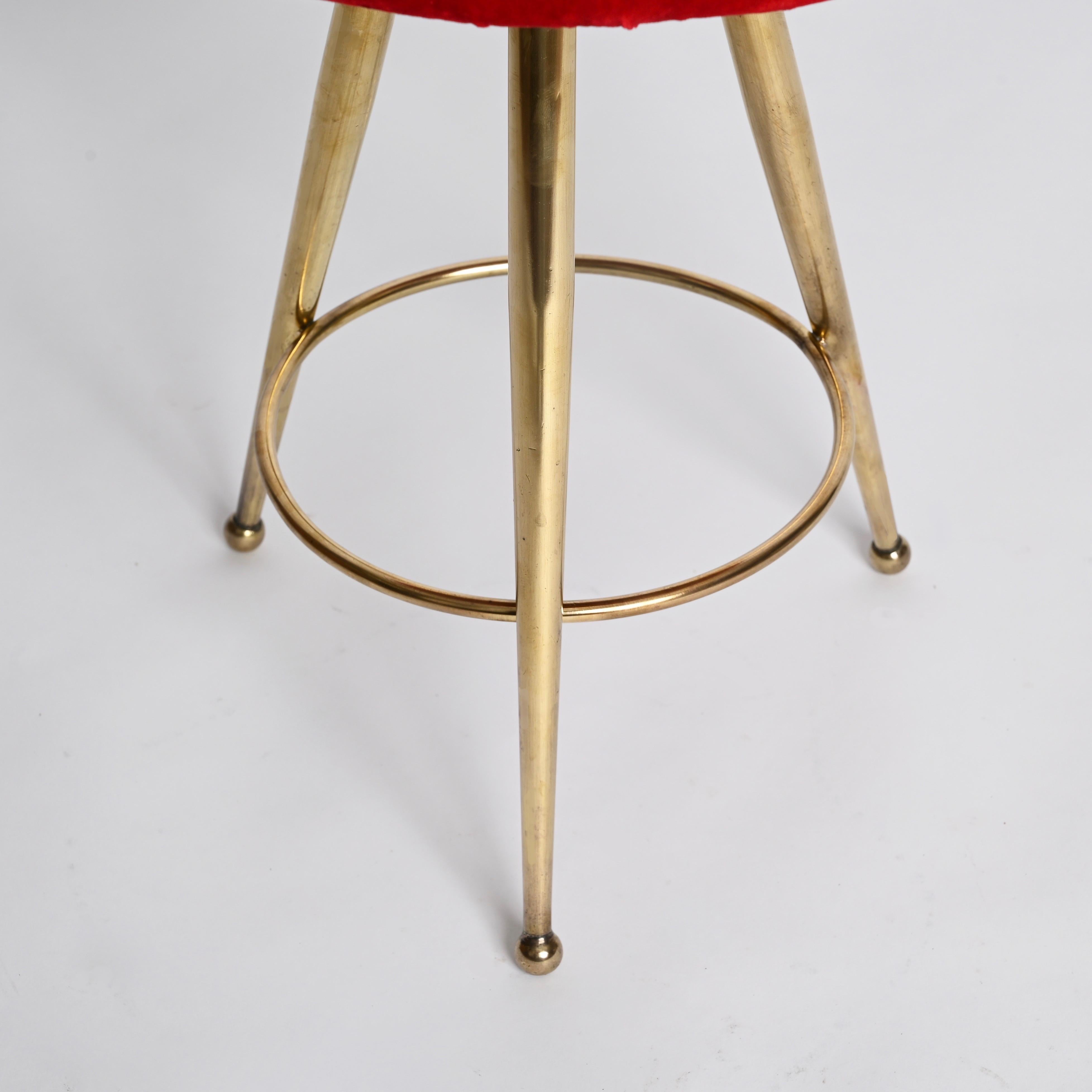 Mid-Century Pair of Italian Tripod Stools in Red Velvet and Brass, 1950s For Sale 1