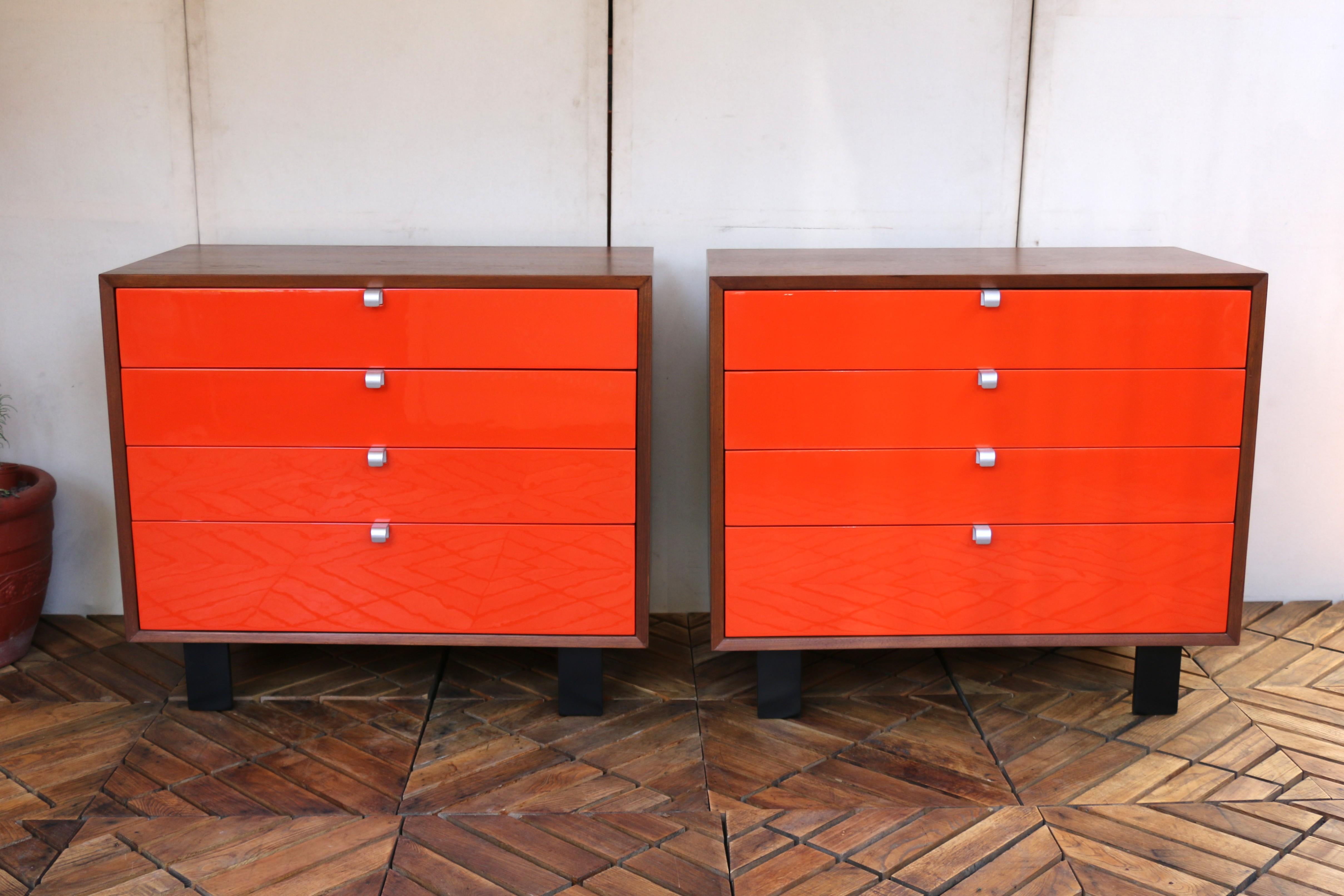 Splendida coppia di cassettiere disegnate da George Nelson per Herman Miller, originali degli anni '50. (Non ha il marchio del produttore). Sono realizzati in legno di noce e legno verniciato satinato, con maniglie in acciaio. È stata rifinita ed è