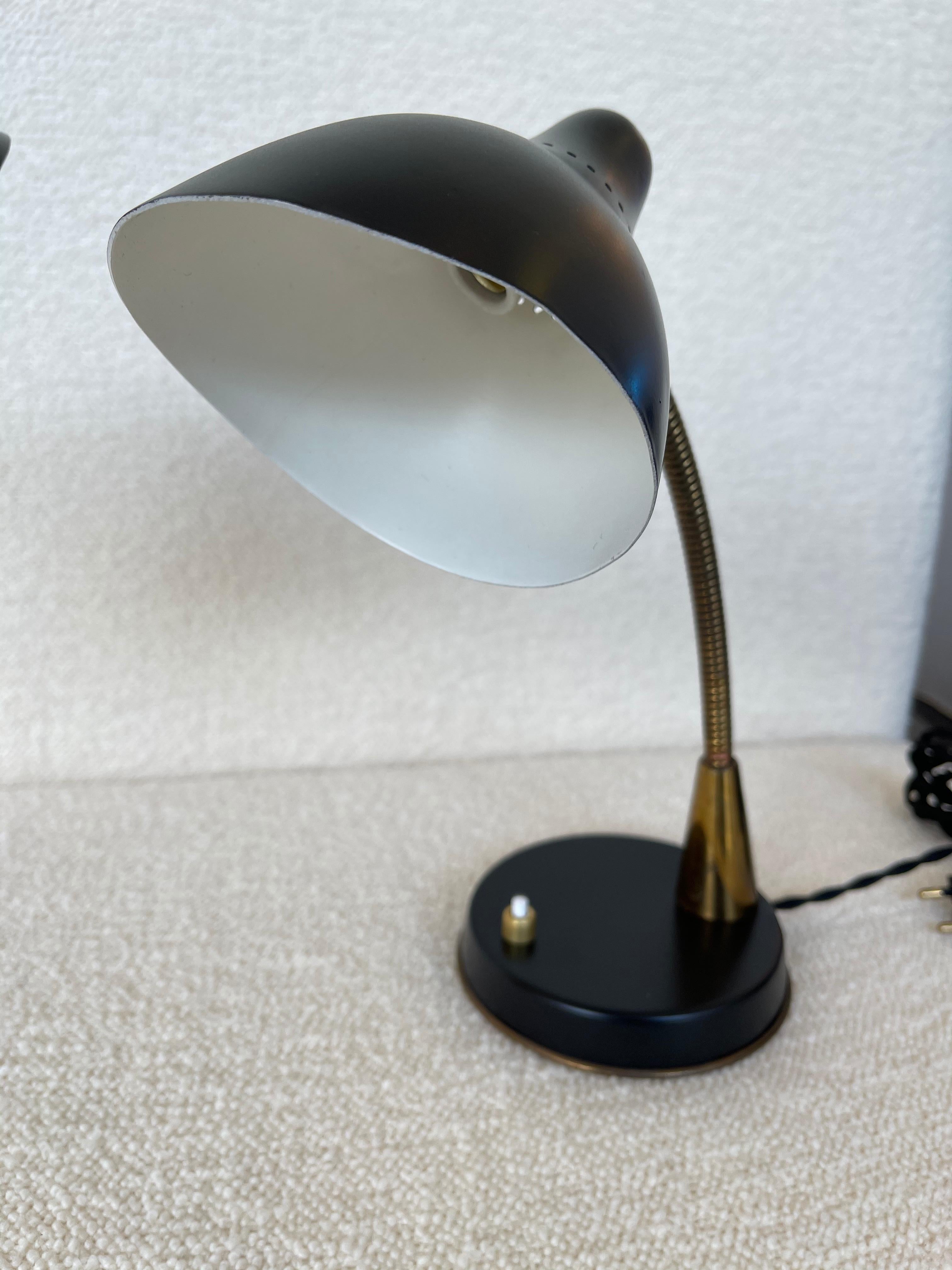 Mid century pair of bedside or table lamps, black lacquered metal and brass by the manufacture Stilnovo. In the mood of Arteluce, Arredoluce, Angelo Brotto, Esperia, Angelo Lelii, Giuseppe Ostuni.
