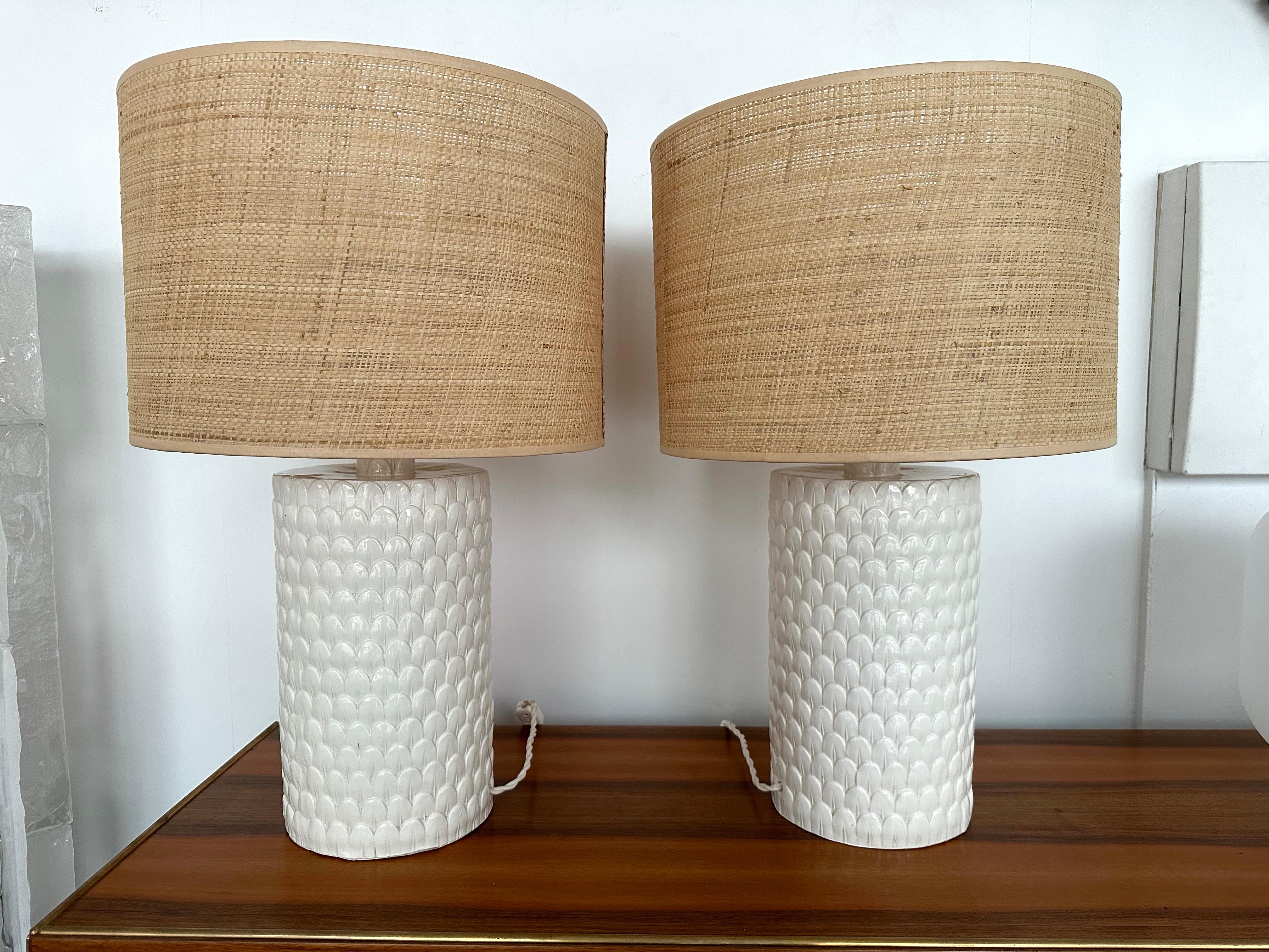 Mid-Century Pair of Lamps White Ceramic Enameled Feather. Italy, 1970s For Sale 4