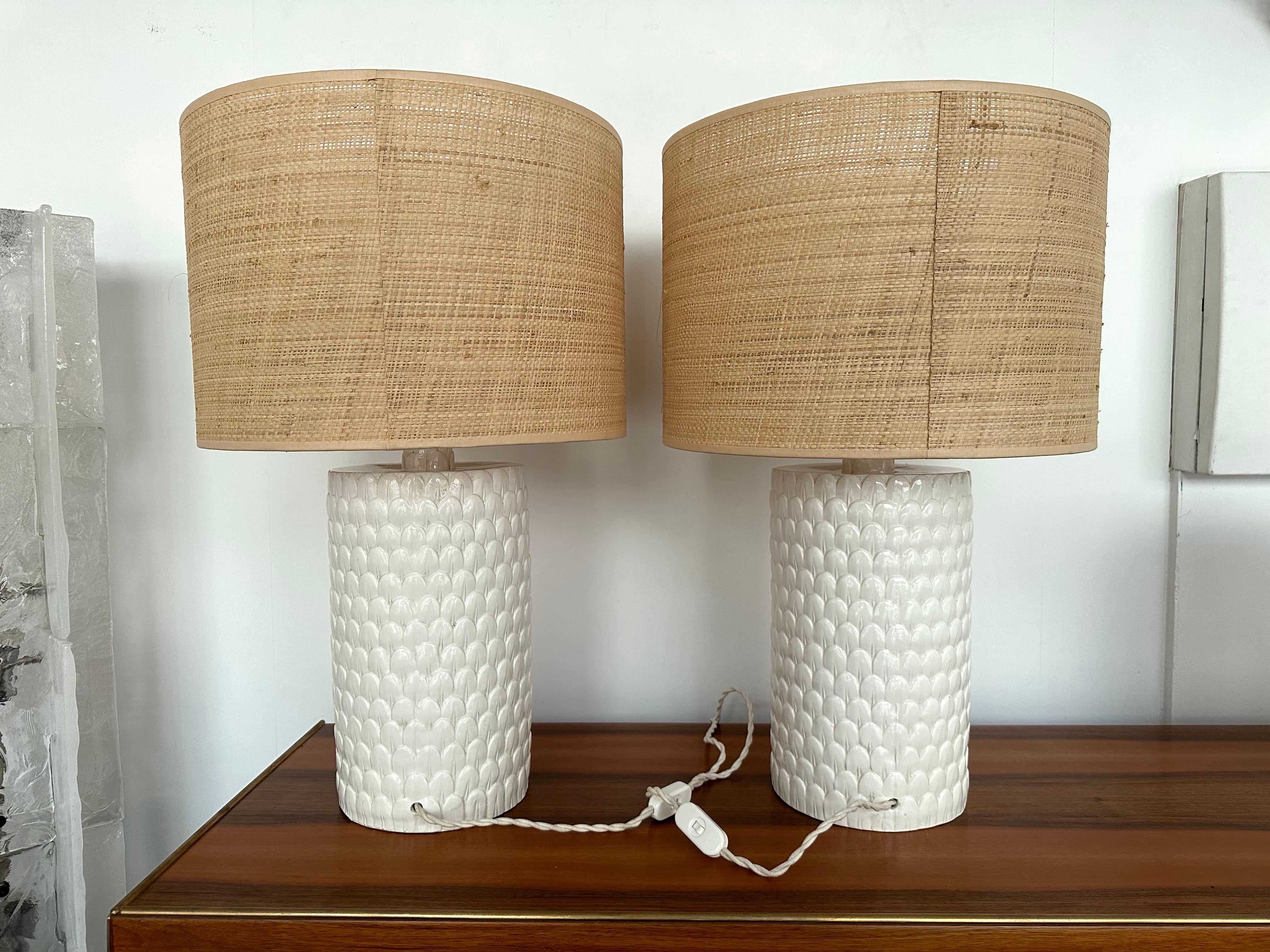 Mid-Century Pair of Lamps White Ceramic Enameled Feather. Italy, 1970s For Sale 5