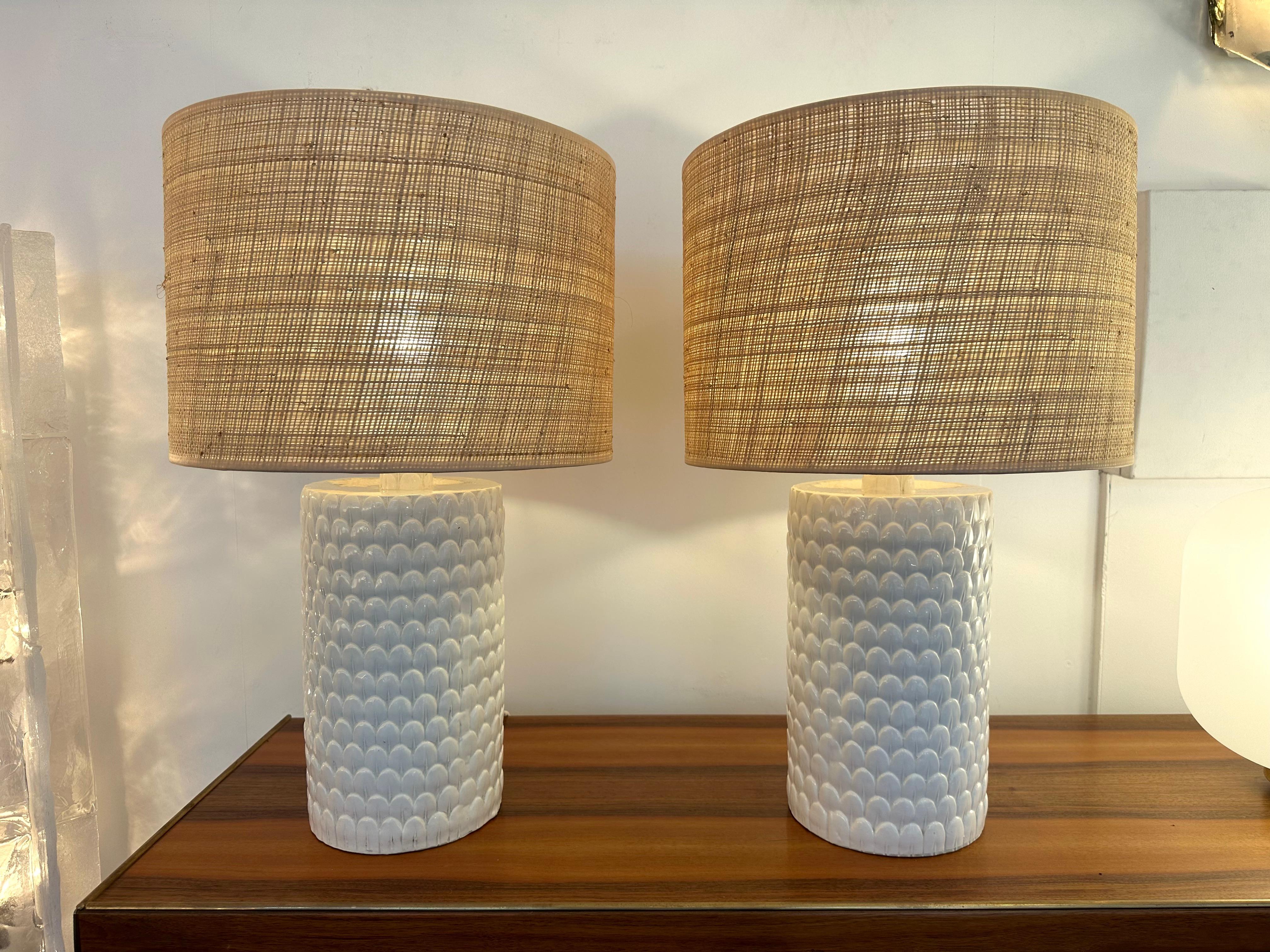 Mid-Century Pair of Lamps White Ceramic Enameled Feather. Italy, 1970s In Good Condition For Sale In SAINT-OUEN, FR