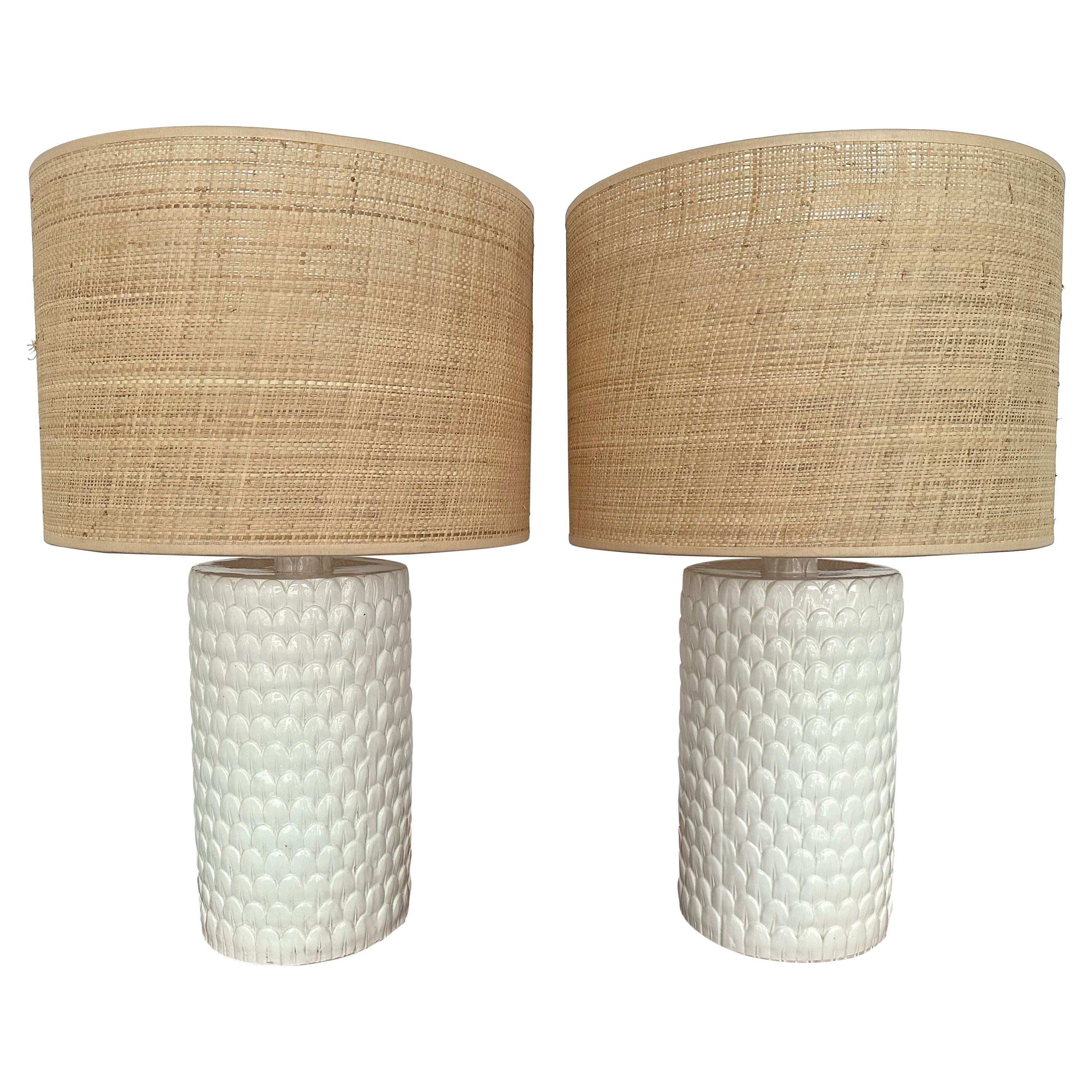 Paire de lampes du milieu du siècle en céramique blanche émaillée de plumes. Italie, 1970 en vente