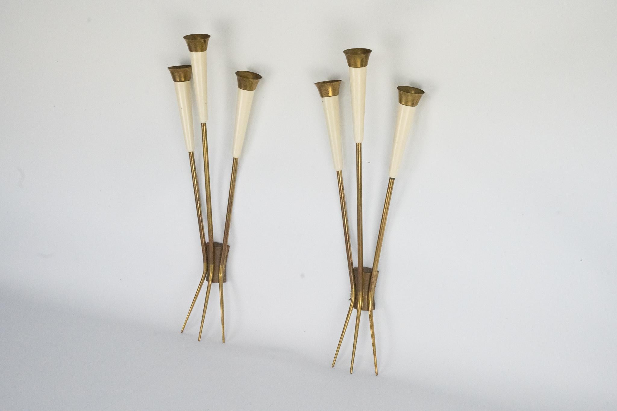 Mid-Century moderno Coppia di grandi appliques in ottone della metà del secolo scorso attribuibili a Stilnovo. Italia anni '50 in vendita
