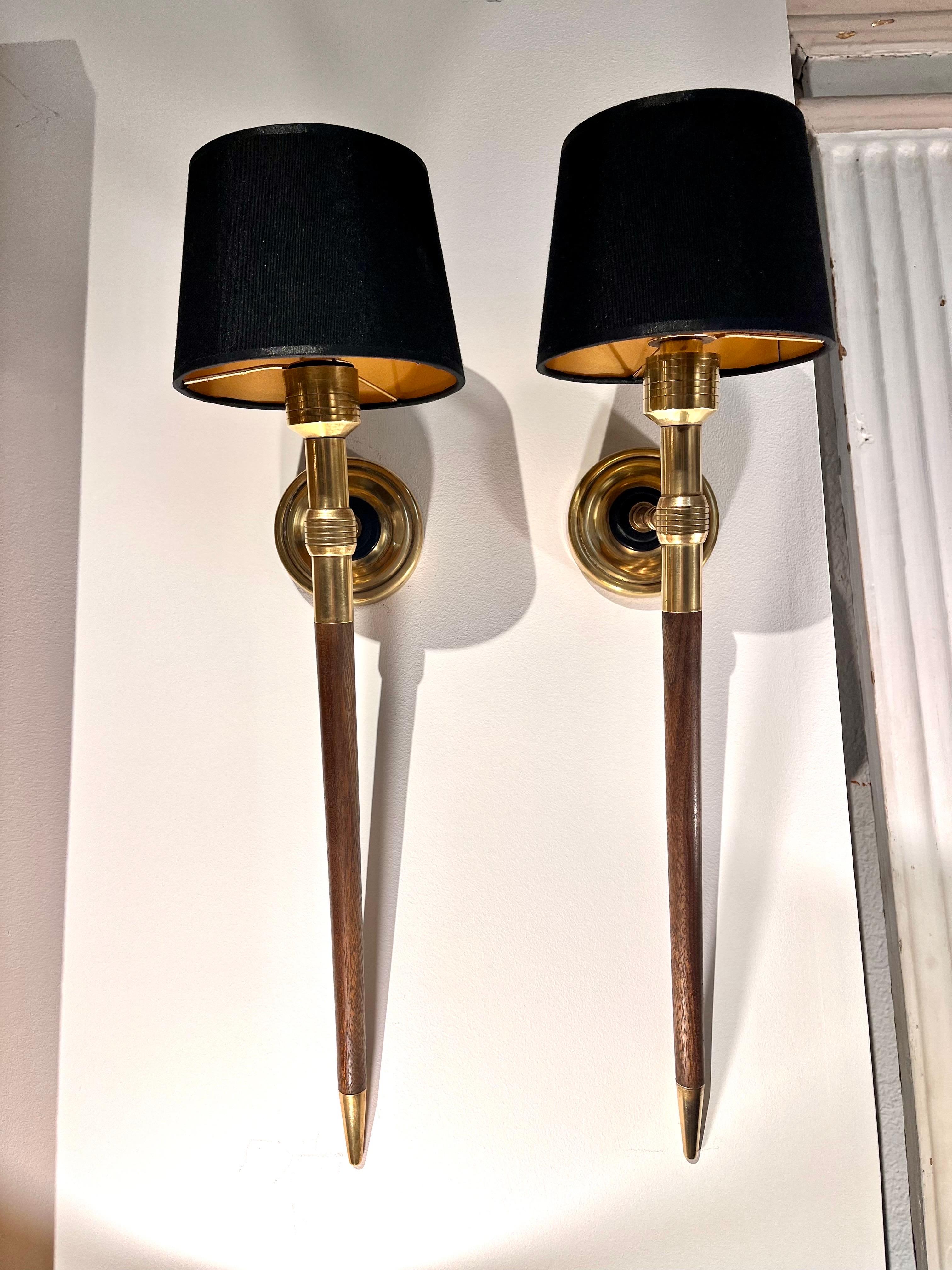 Große französische Wandleuchter aus Messing und Holz von Maison Lancel aus der Mitte des Jahrhunderts, Paar im Angebot 4
