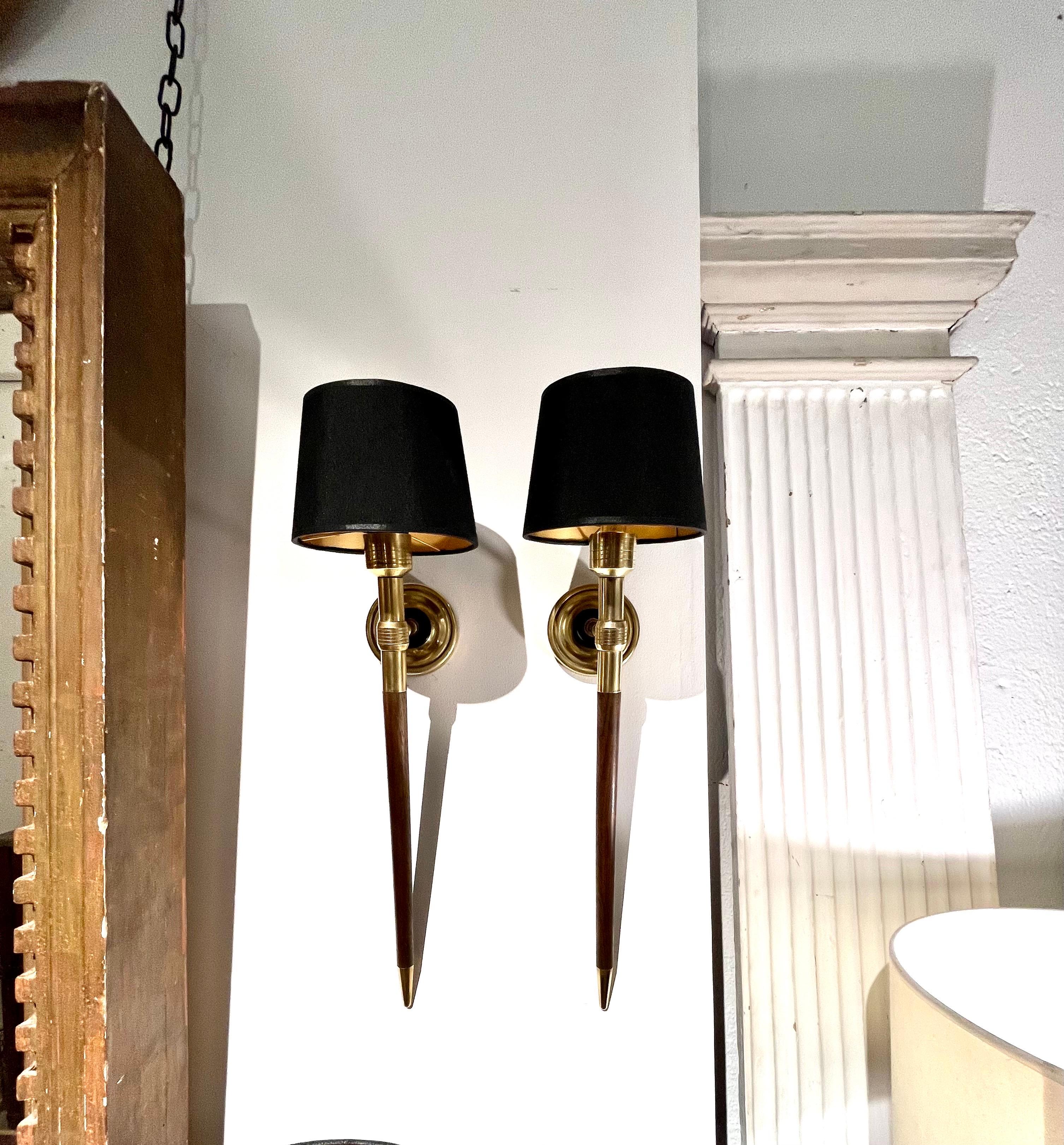 Große französische Wandleuchter aus Messing und Holz von Maison Lancel aus der Mitte des Jahrhunderts, Paar im Angebot 5