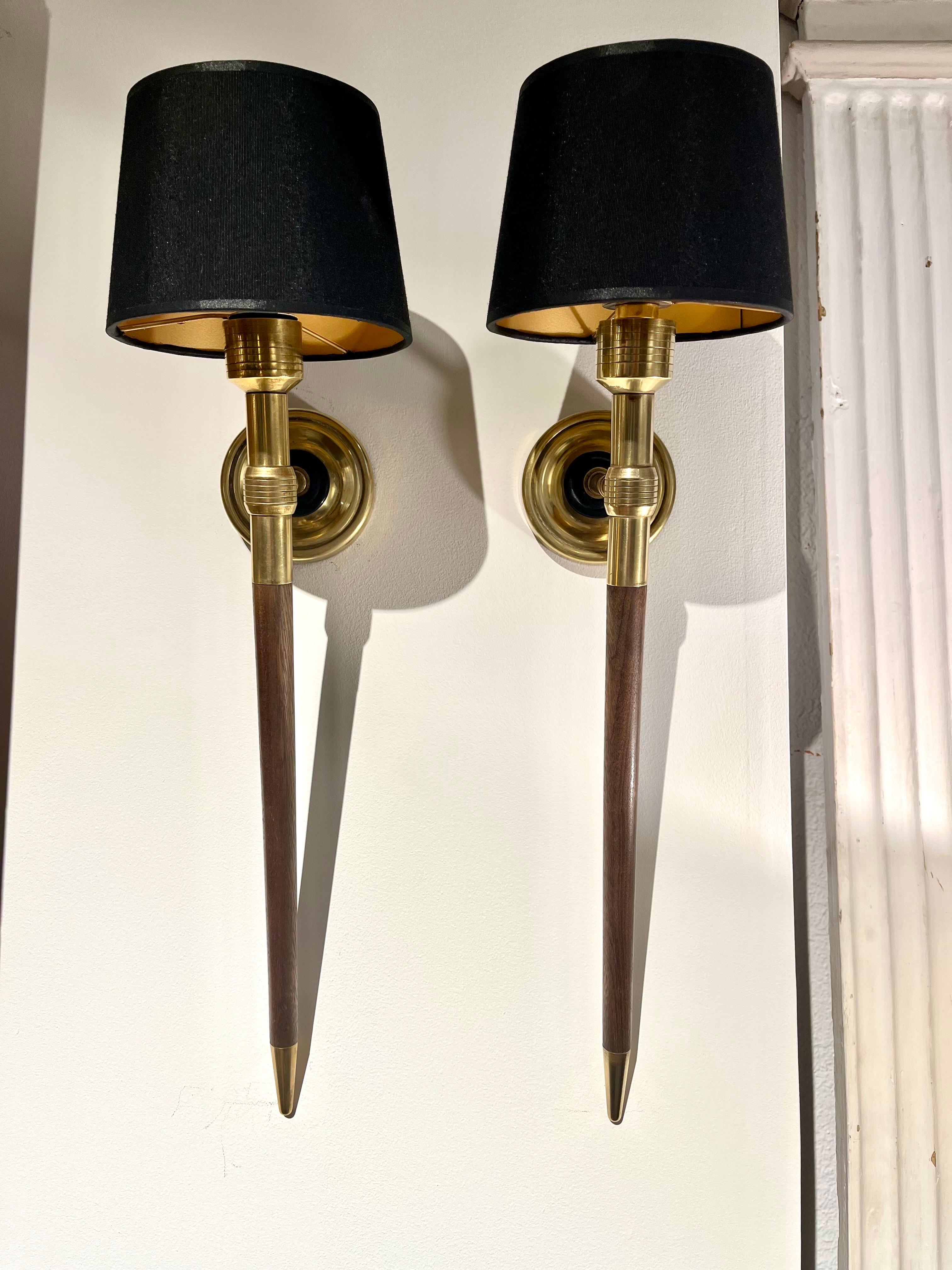 Große französische Wandleuchter aus Messing und Holz von Maison Lancel aus der Mitte des Jahrhunderts, Paar im Angebot 7