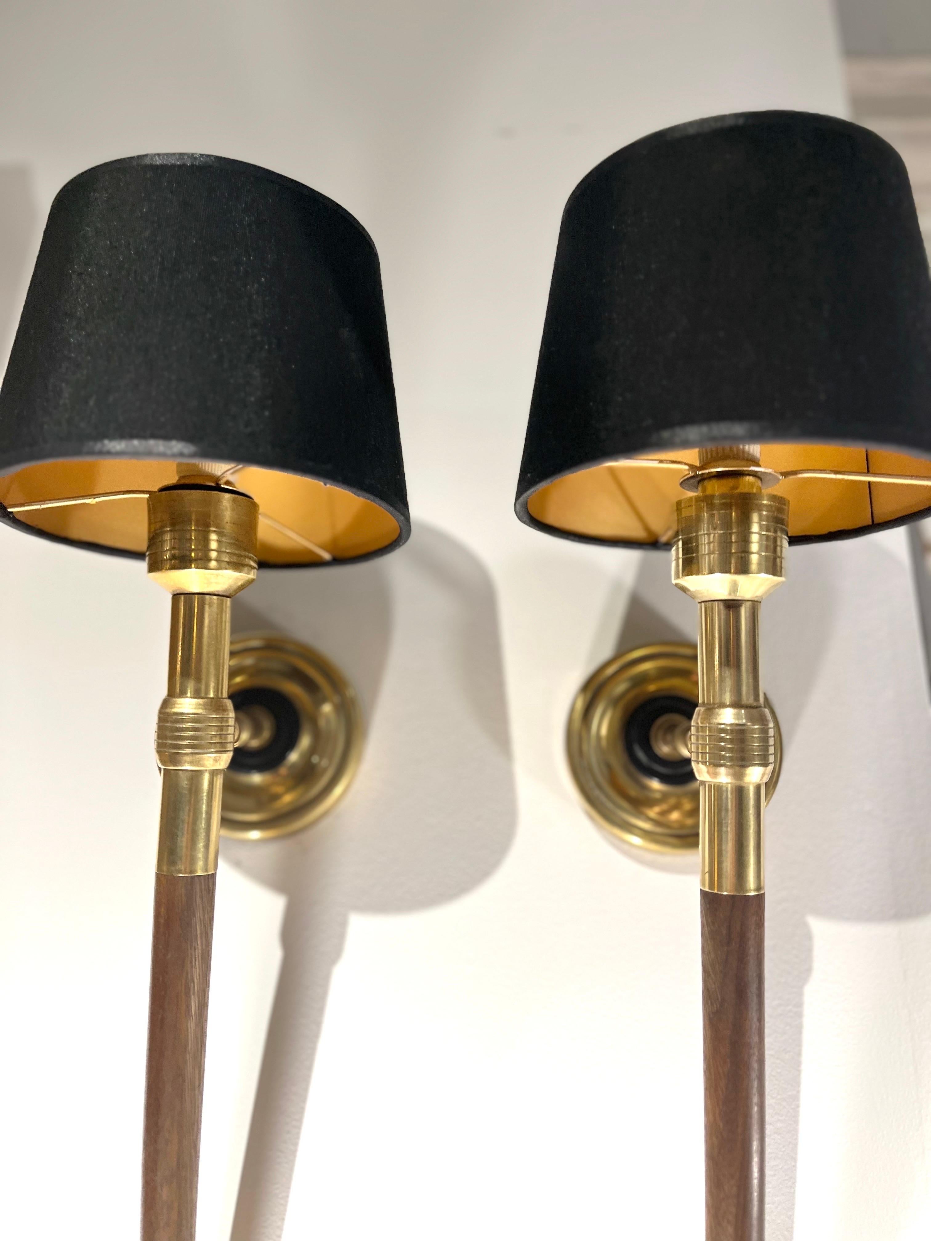 Große französische Wandleuchter aus Messing und Holz von Maison Lancel aus der Mitte des Jahrhunderts, Paar im Angebot 8
