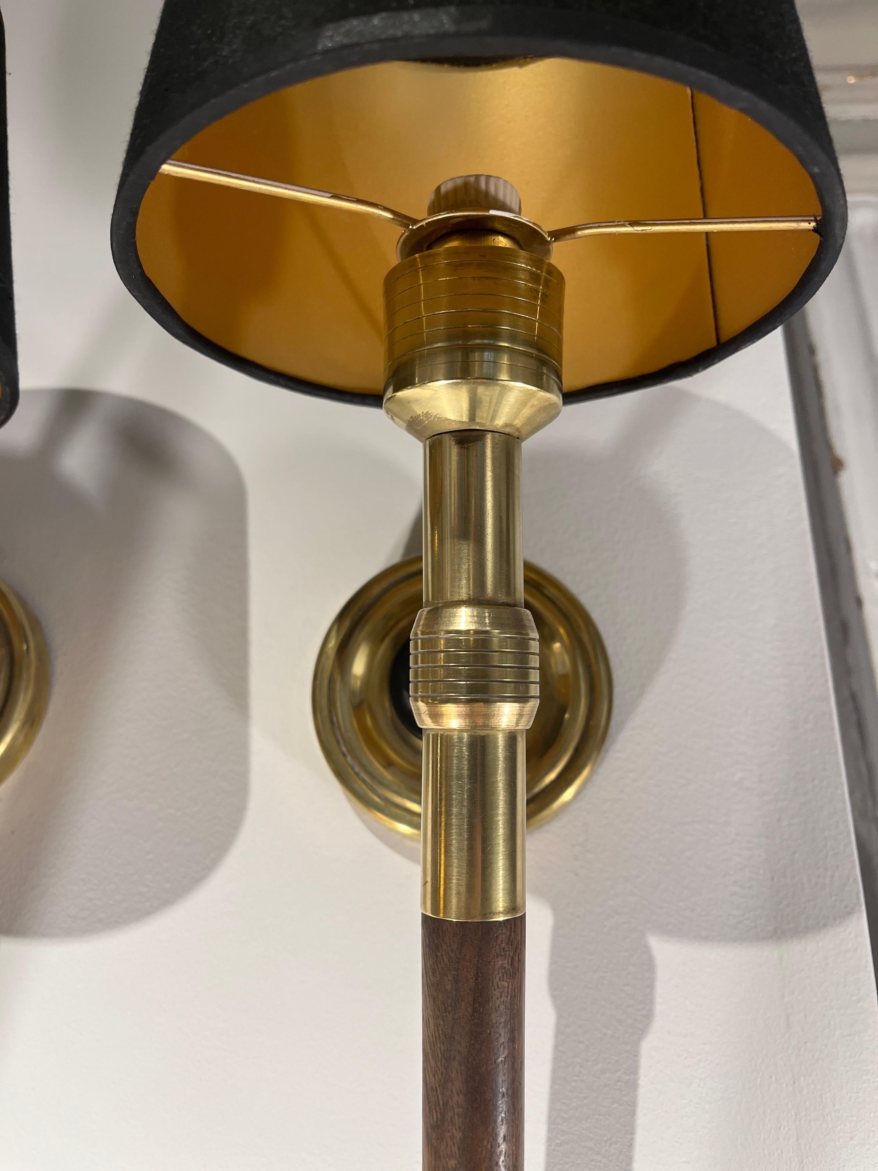 Große französische Wandleuchter aus Messing und Holz von Maison Lancel aus der Mitte des Jahrhunderts, Paar (Französisch) im Angebot