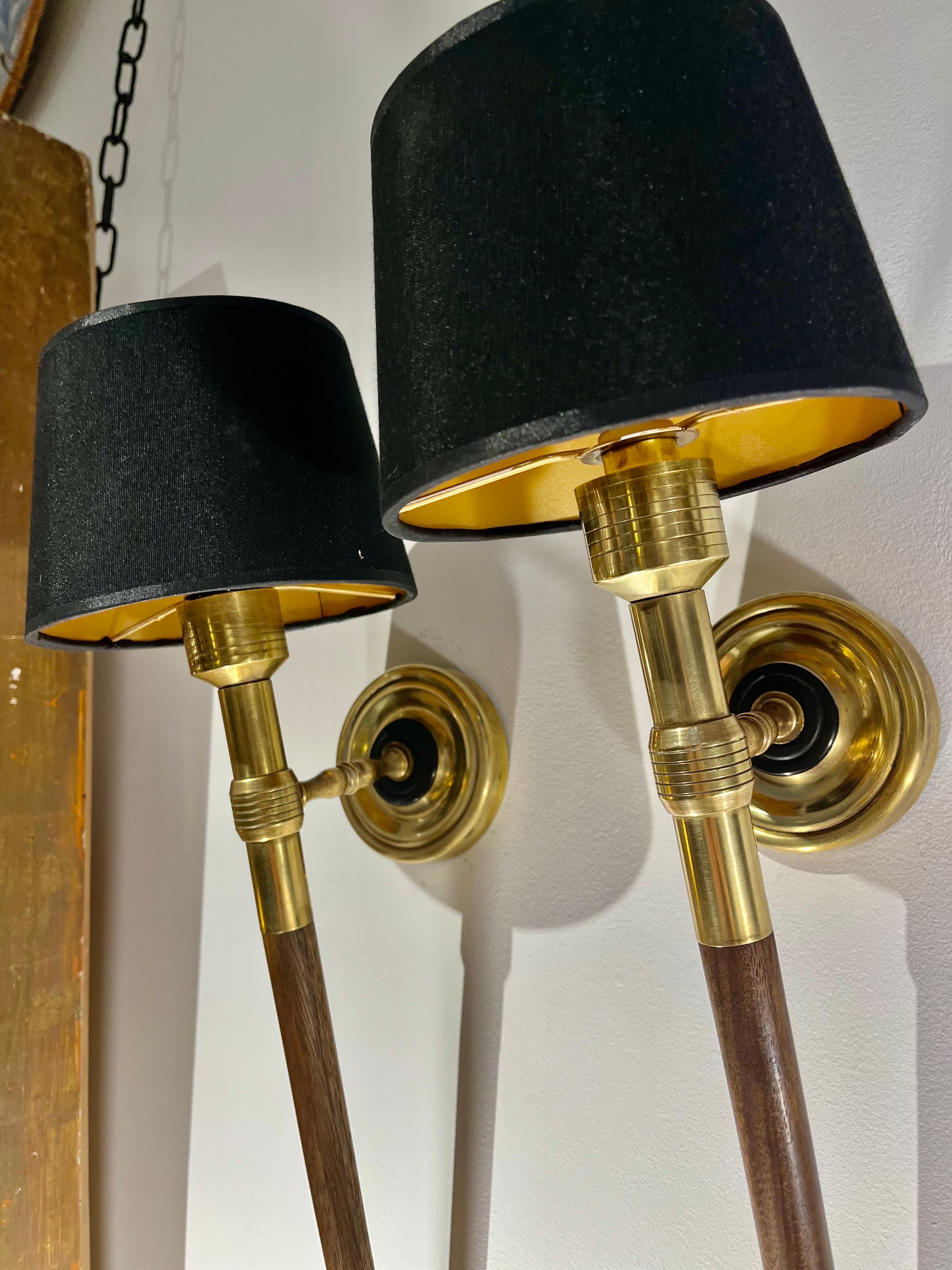 Große französische Wandleuchter aus Messing und Holz von Maison Lancel aus der Mitte des Jahrhunderts, Paar im Zustand „Gut“ im Angebot in Madrid, ES