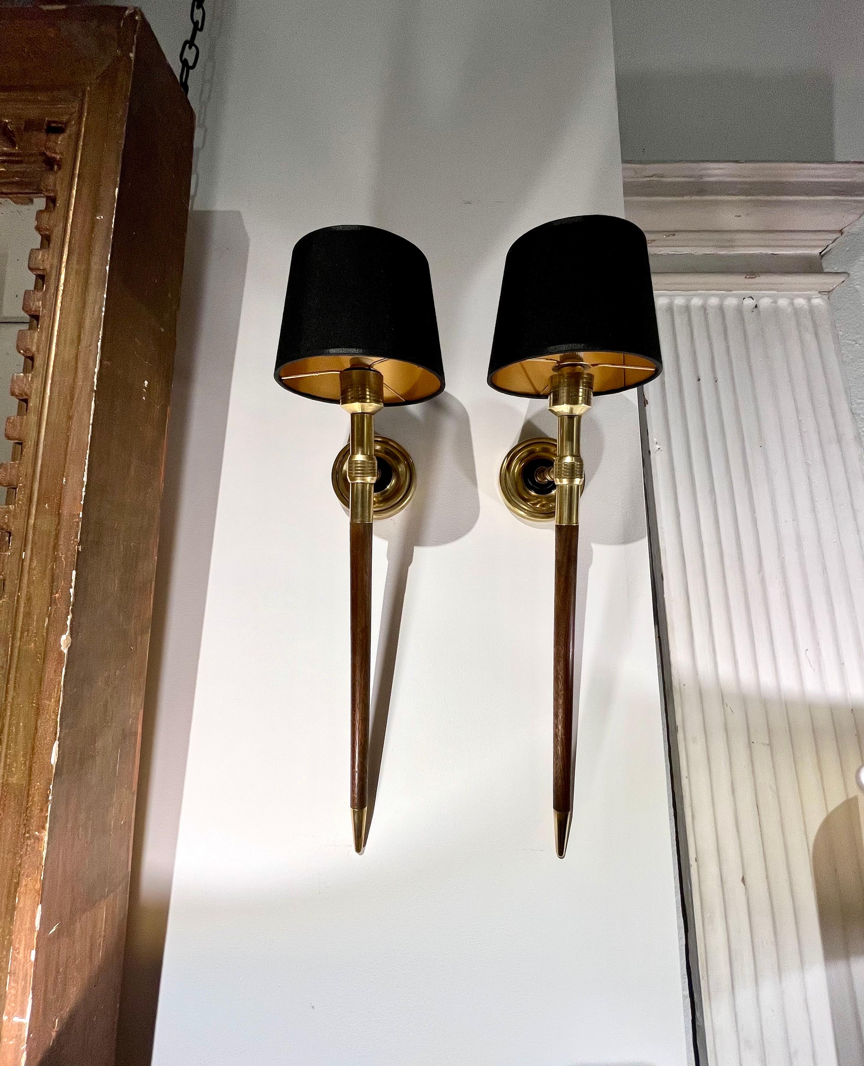 Große französische Wandleuchter aus Messing und Holz von Maison Lancel aus der Mitte des Jahrhunderts, Paar im Angebot 1