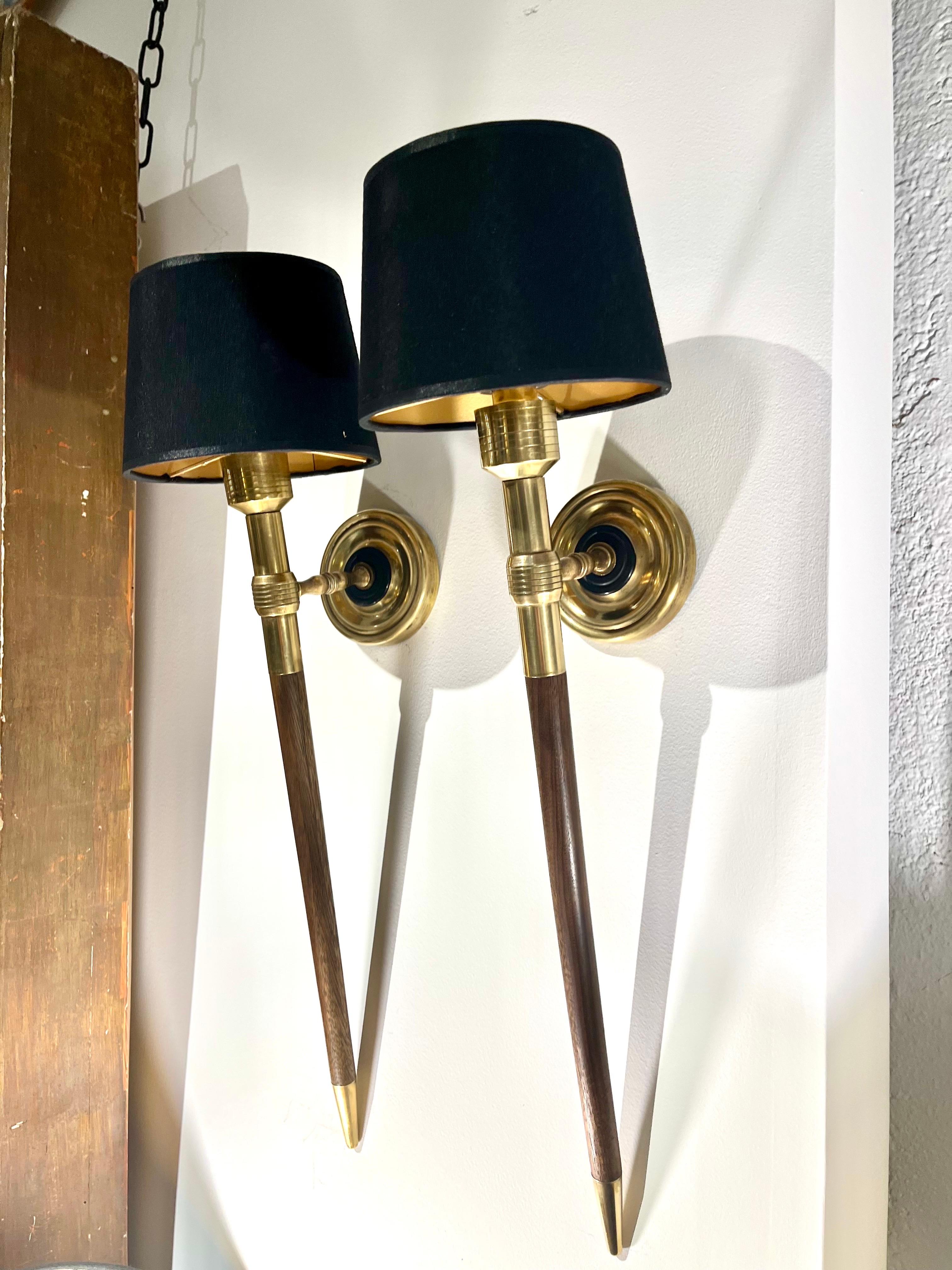Große französische Wandleuchter aus Messing und Holz von Maison Lancel aus der Mitte des Jahrhunderts, Paar im Angebot 2