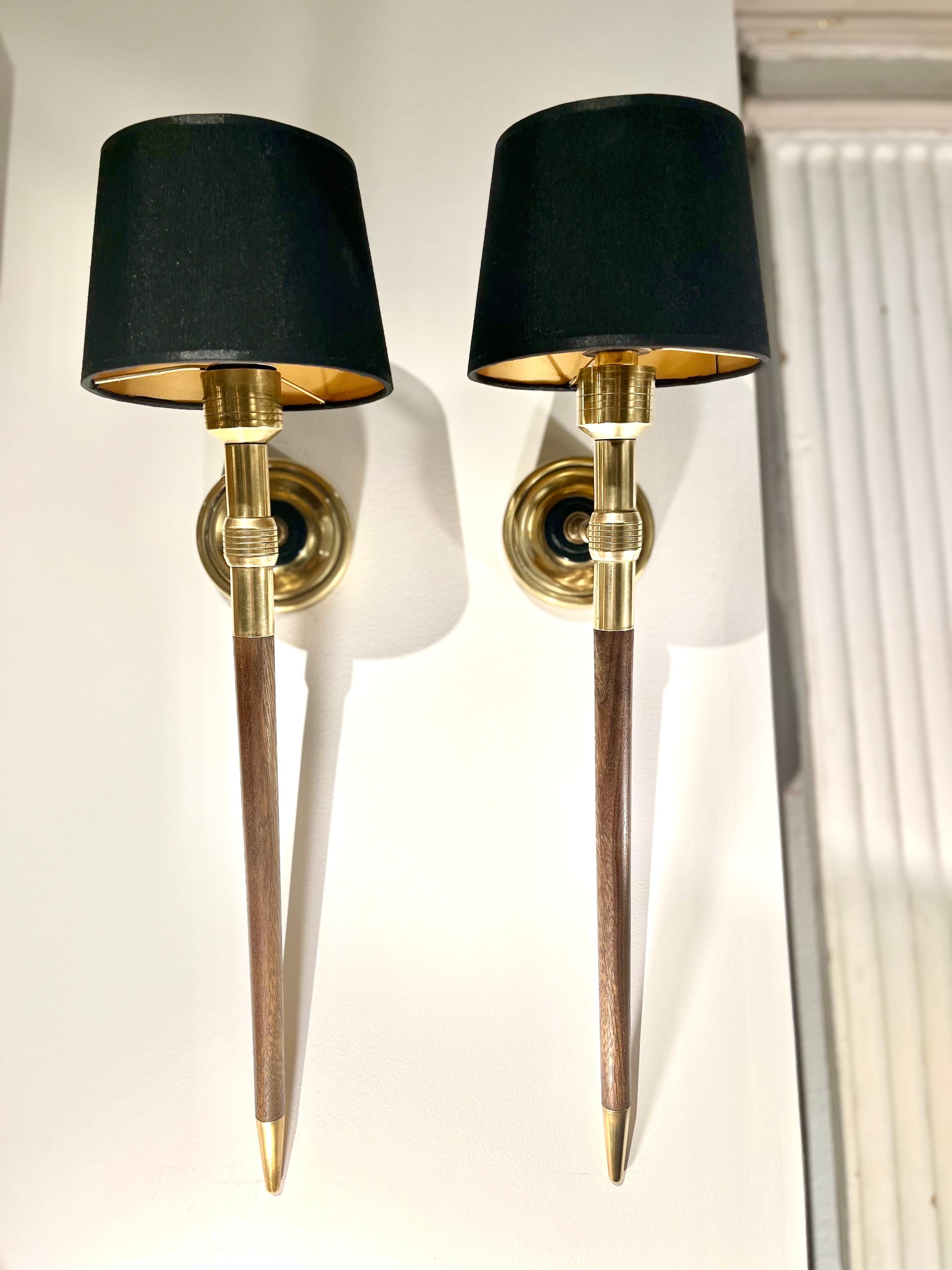 Große französische Wandleuchter aus Messing und Holz von Maison Lancel aus der Mitte des Jahrhunderts, Paar im Angebot 3