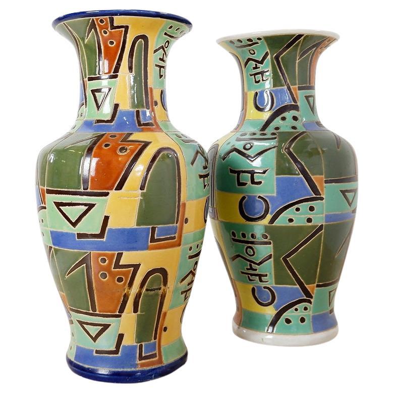Coppia di grandi vasi in ceramica smaltata policroma di metà secolo