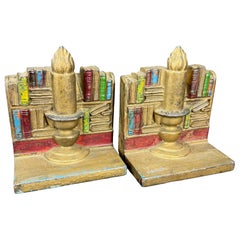 Paire de serre-livres de bibliothèque du milieu du siècle avec livres et bougie