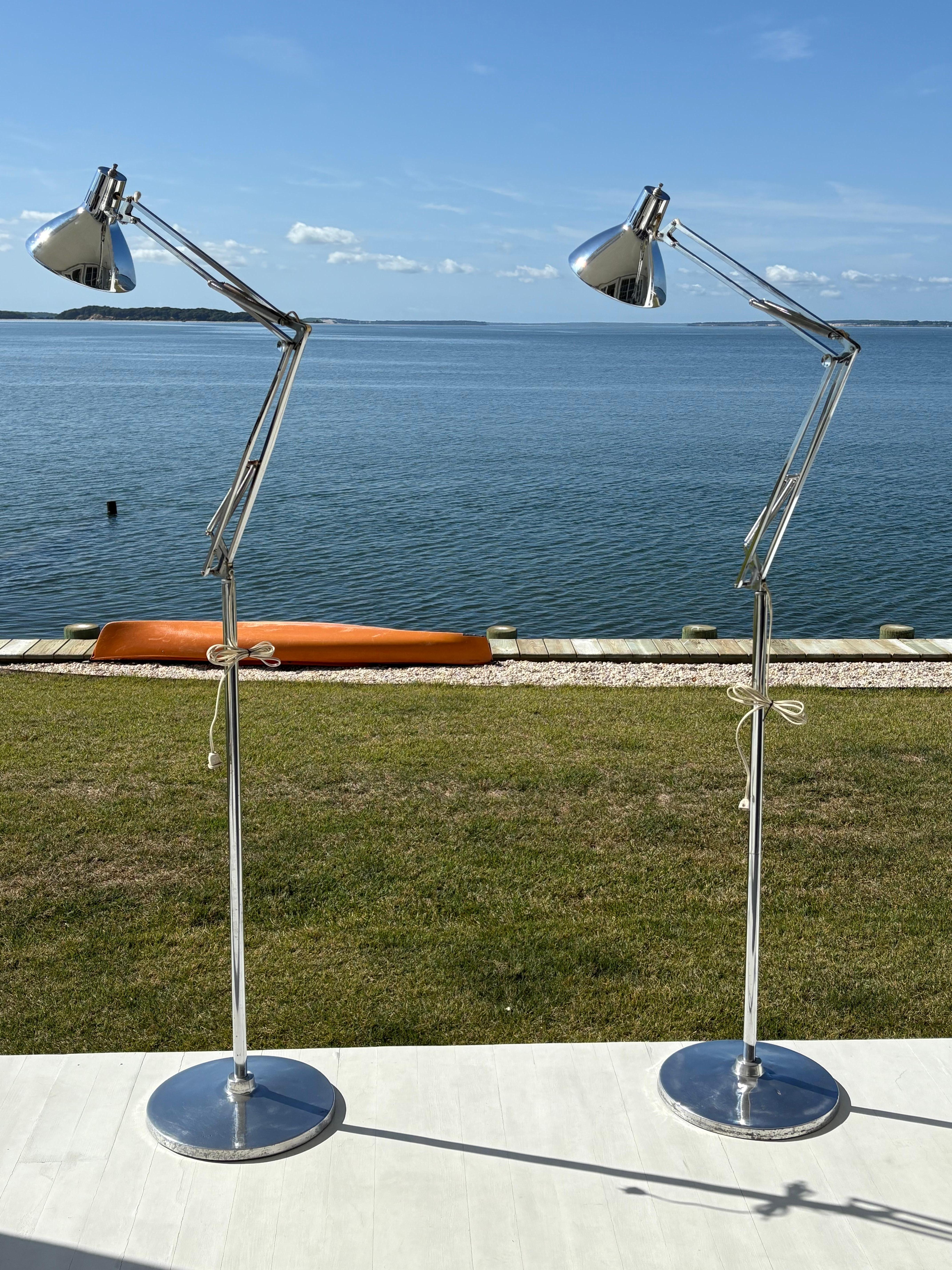 Paire de lampes articulées en chrome Luxo du milieu du siècle, sur pied en vente 6