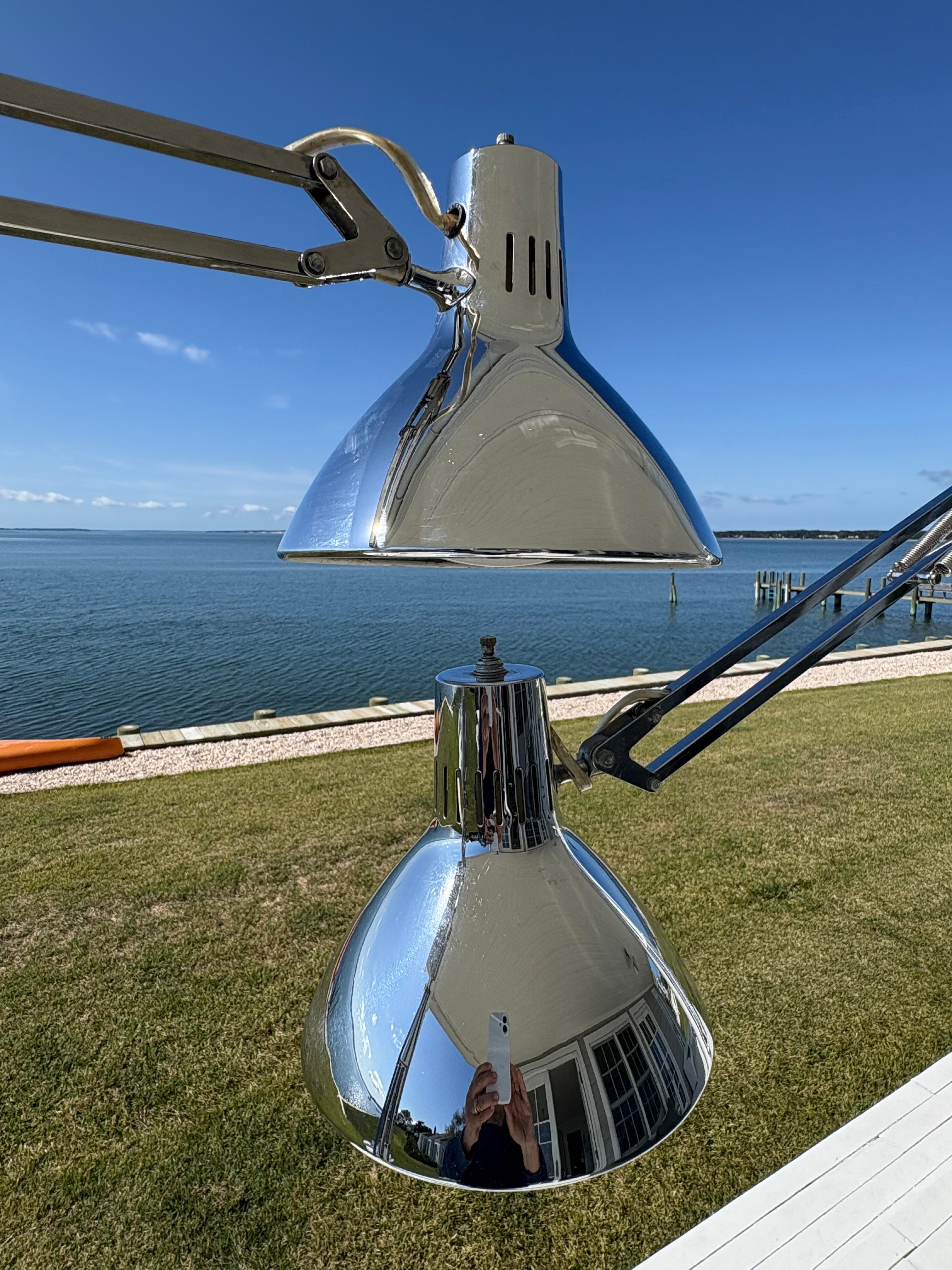 Paire de lampes articulées en chrome Luxo du milieu du siècle, sur pied en vente 7