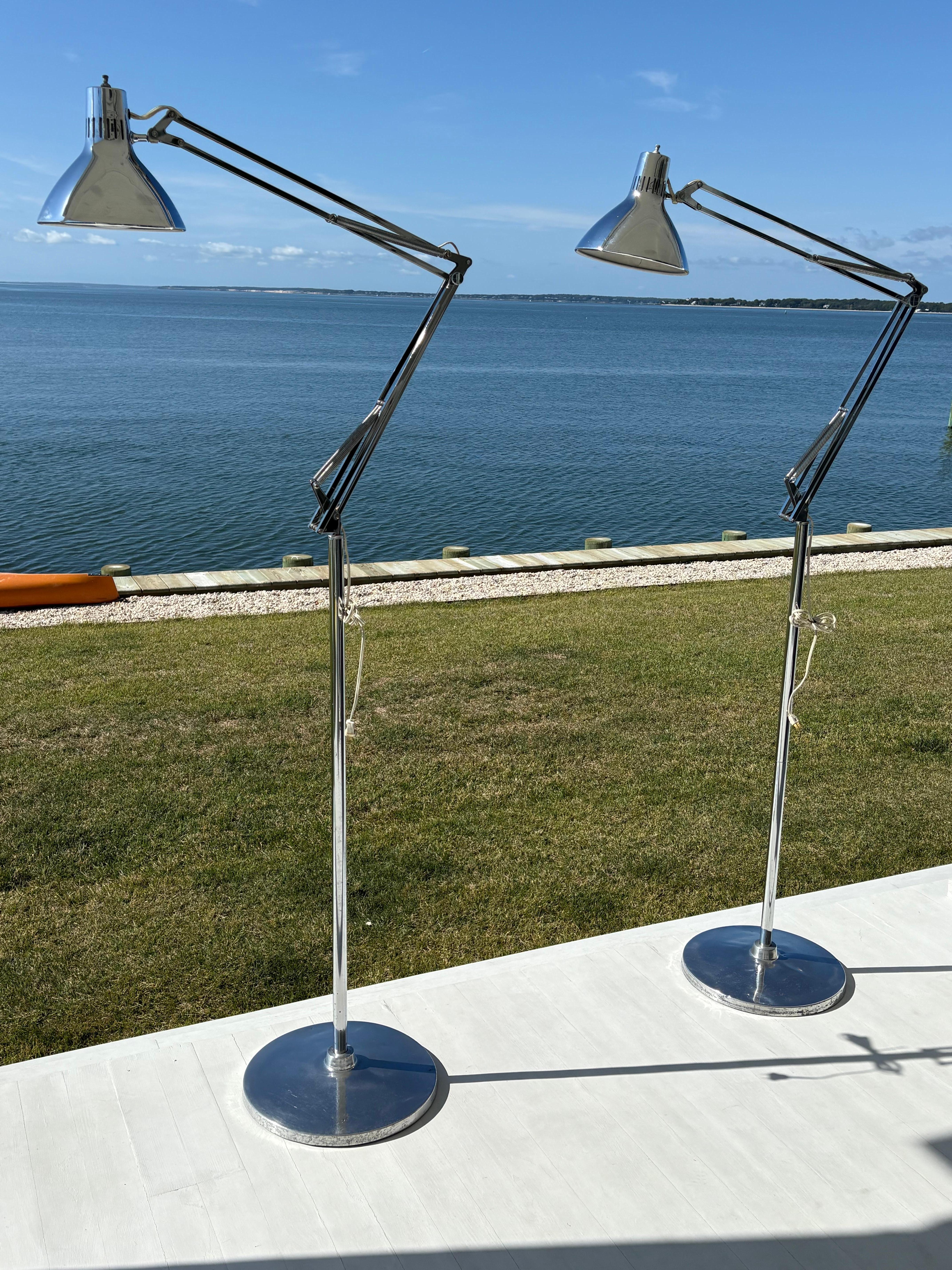 Paire de lampes articulées en chrome Luxo du milieu du siècle, sur pied en vente 9