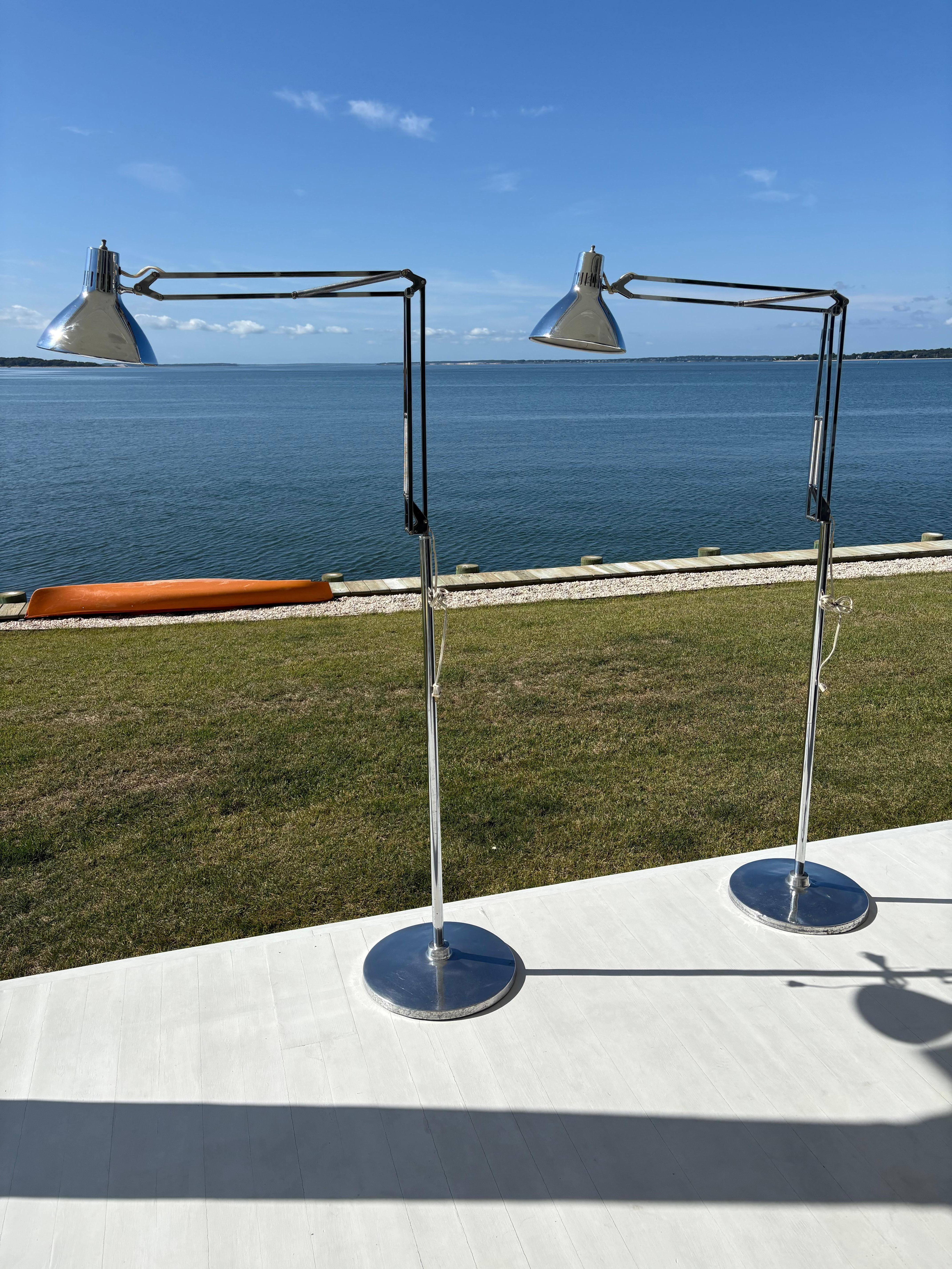 Paire de lampes articulées en chrome Luxo du milieu du siècle, sur pied en vente 10