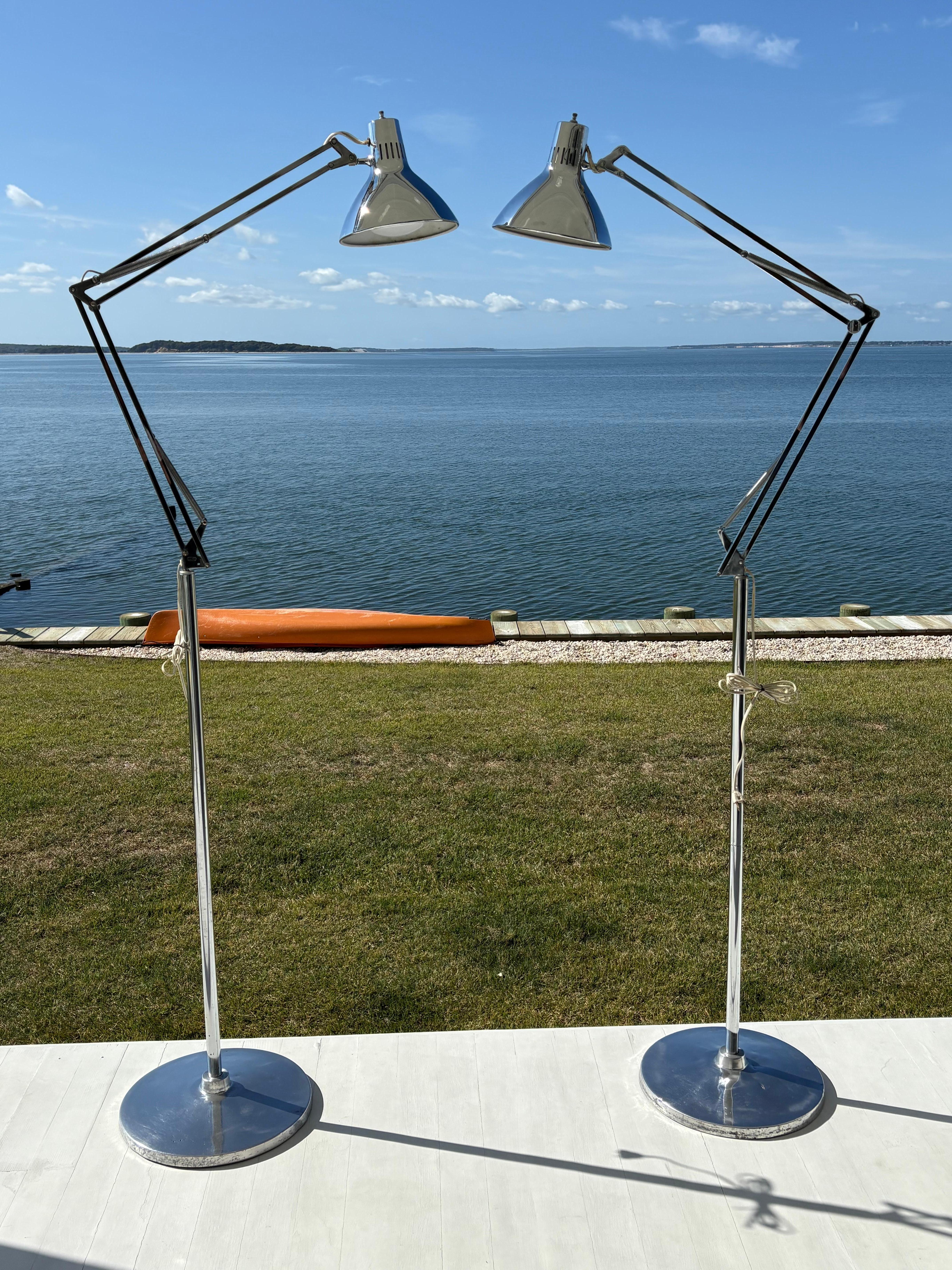 Paire de lampes articulées en chrome Luxo du milieu du siècle, sur pied en vente 11