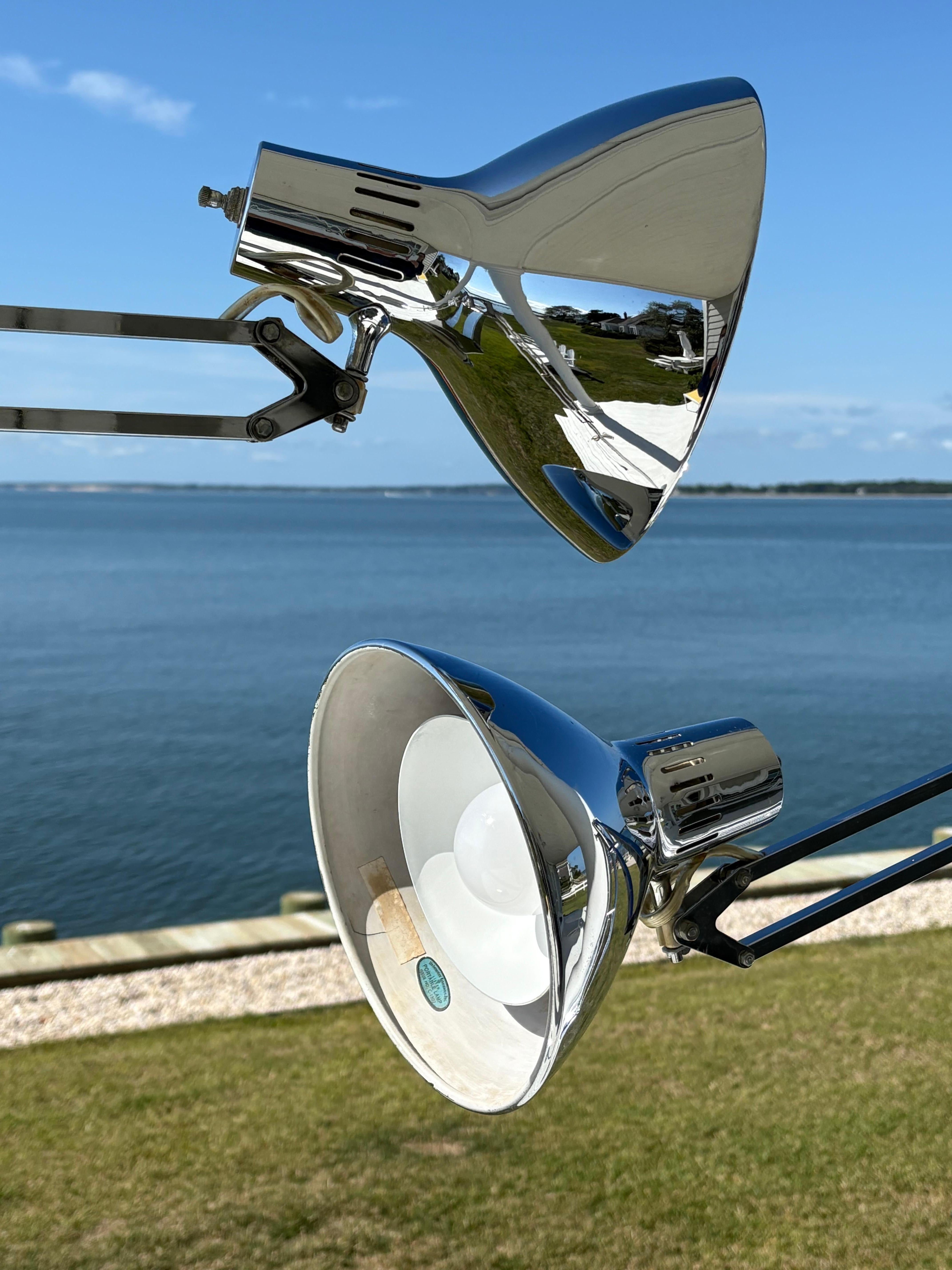 Paire de lampes articulées en chrome Luxo du milieu du siècle, sur pied en vente 12