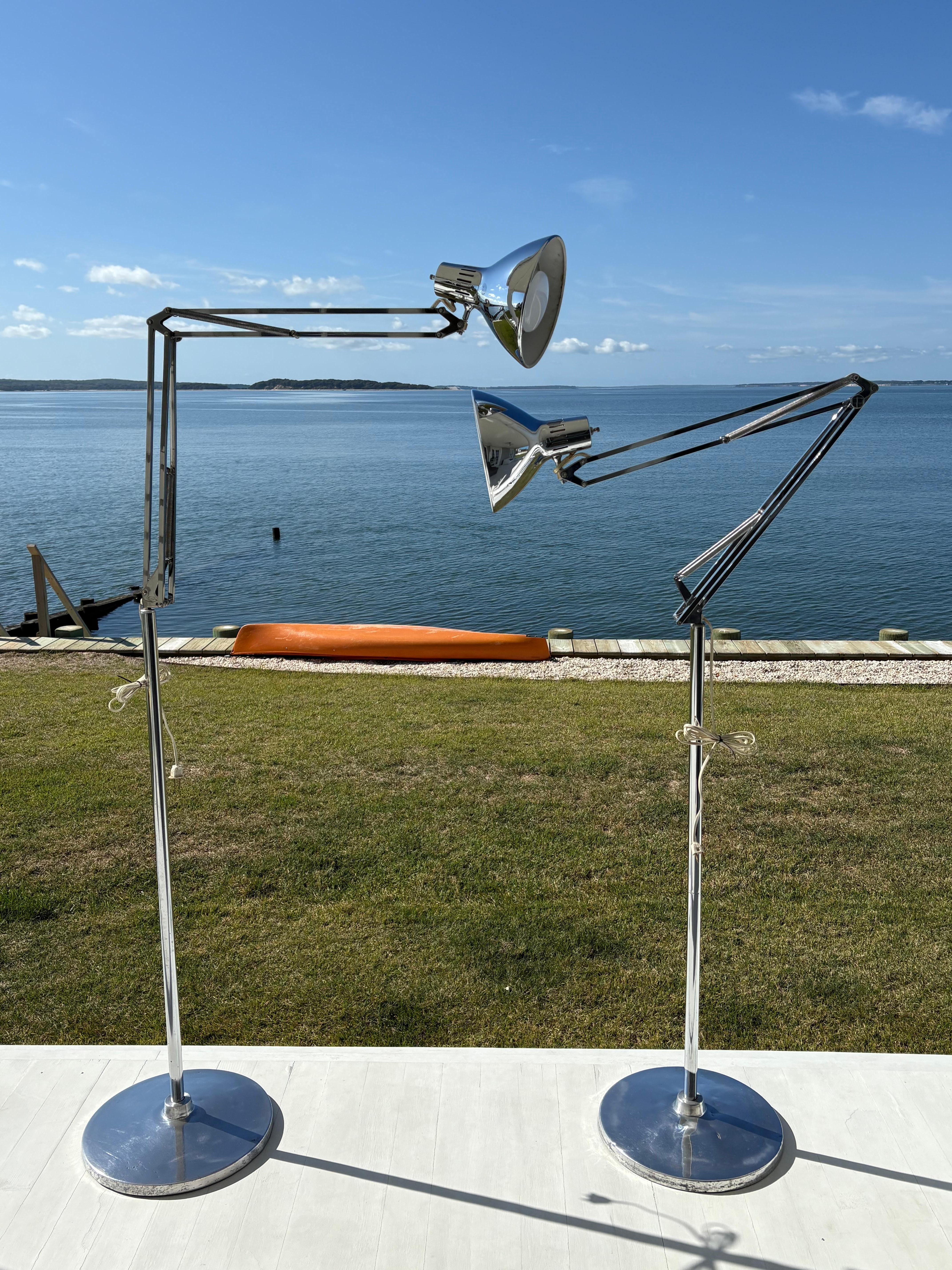 Paire de lampes articulées en chrome Luxo du milieu du siècle, sur pied en vente 13