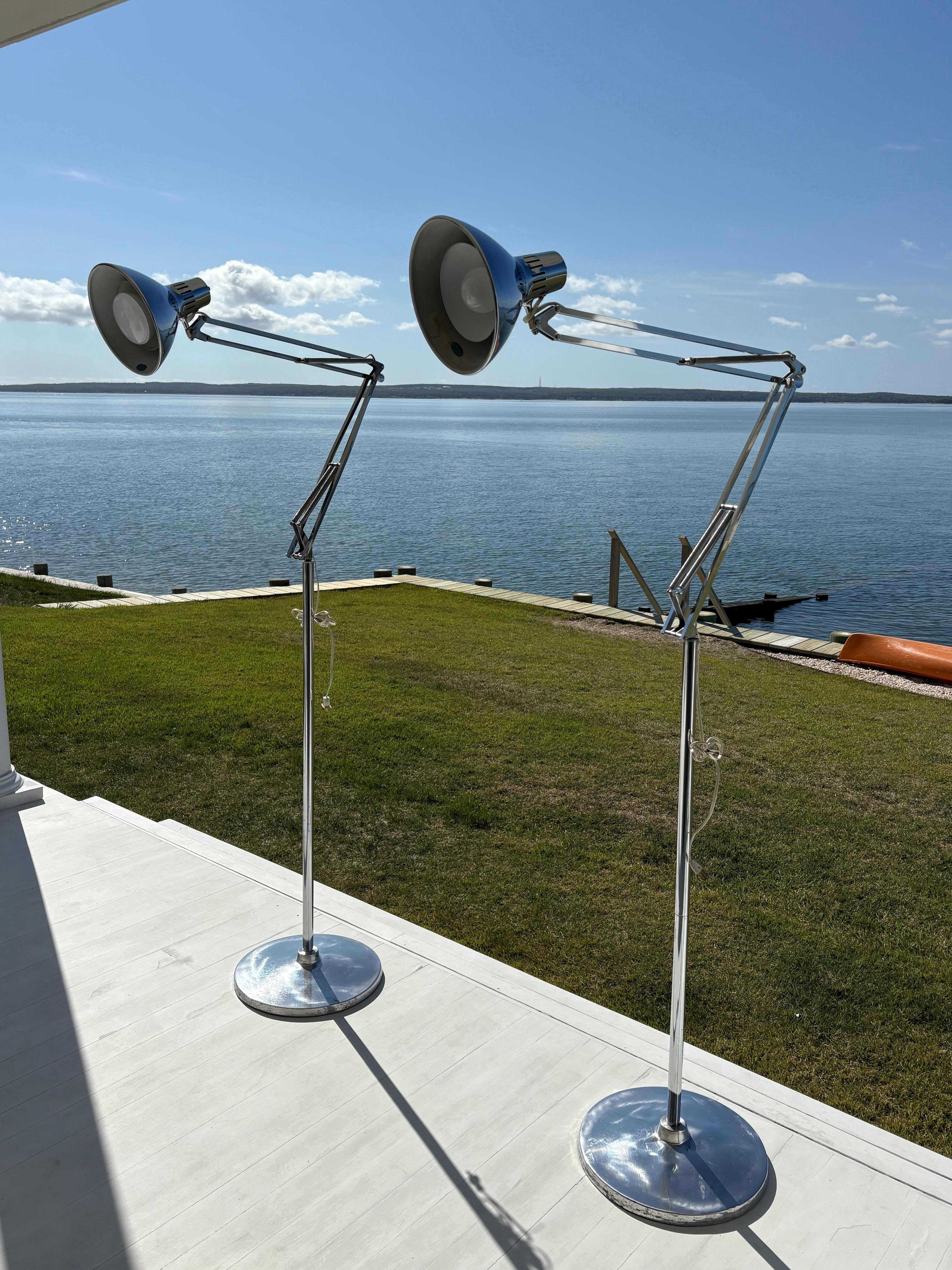 Il s'agit de lampes chromées articulées d'origine Luxo. Les lampes sont montées sur des pieds qui peuvent ne pas être d'origine de Luxo. J'ai fait des recherches et je ne parviens pas à authentifier la base, bien qu'elle semble correspondre au