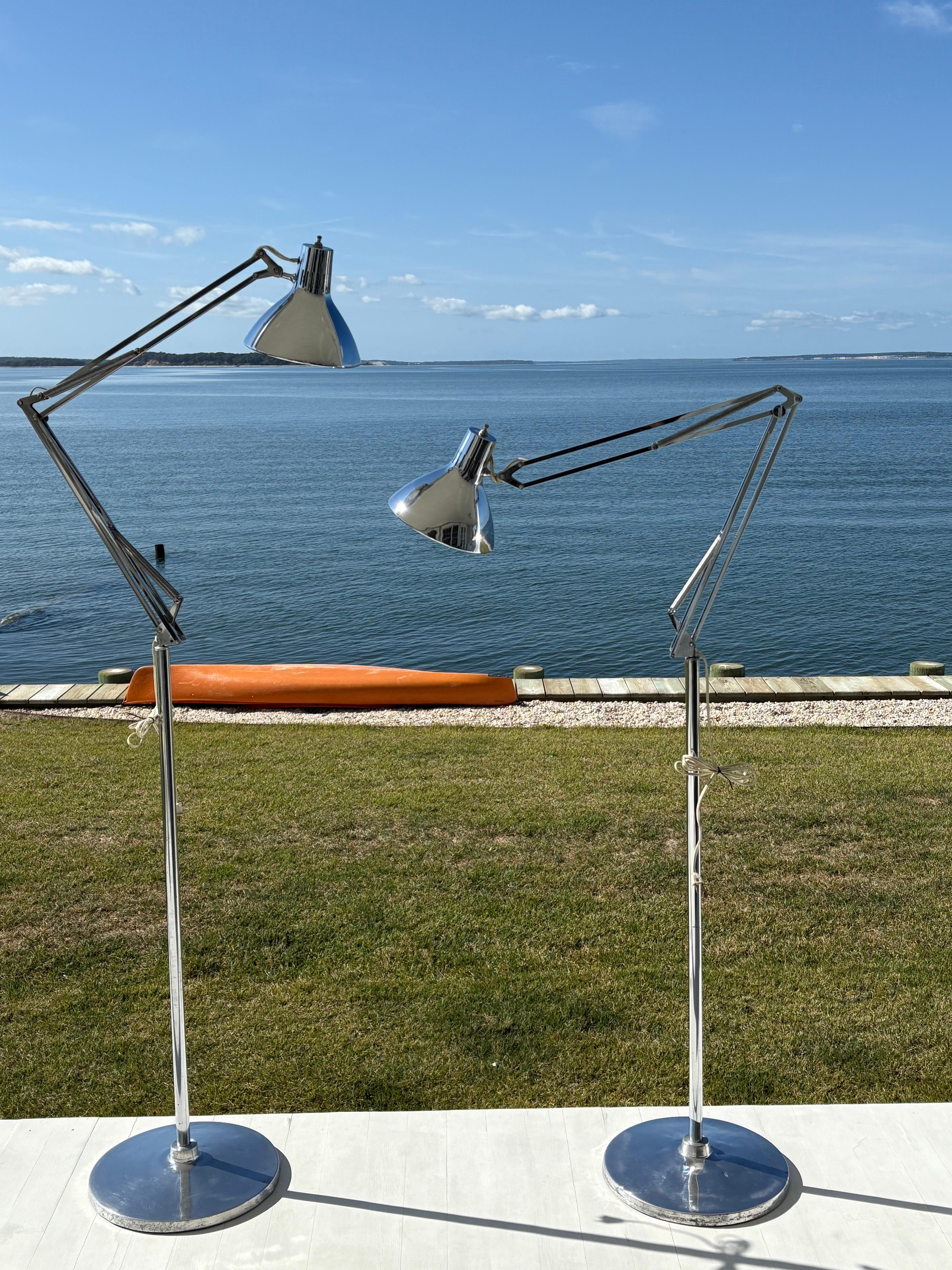 Paire de lampes articulées en chrome Luxo du milieu du siècle, sur pied en vente 14