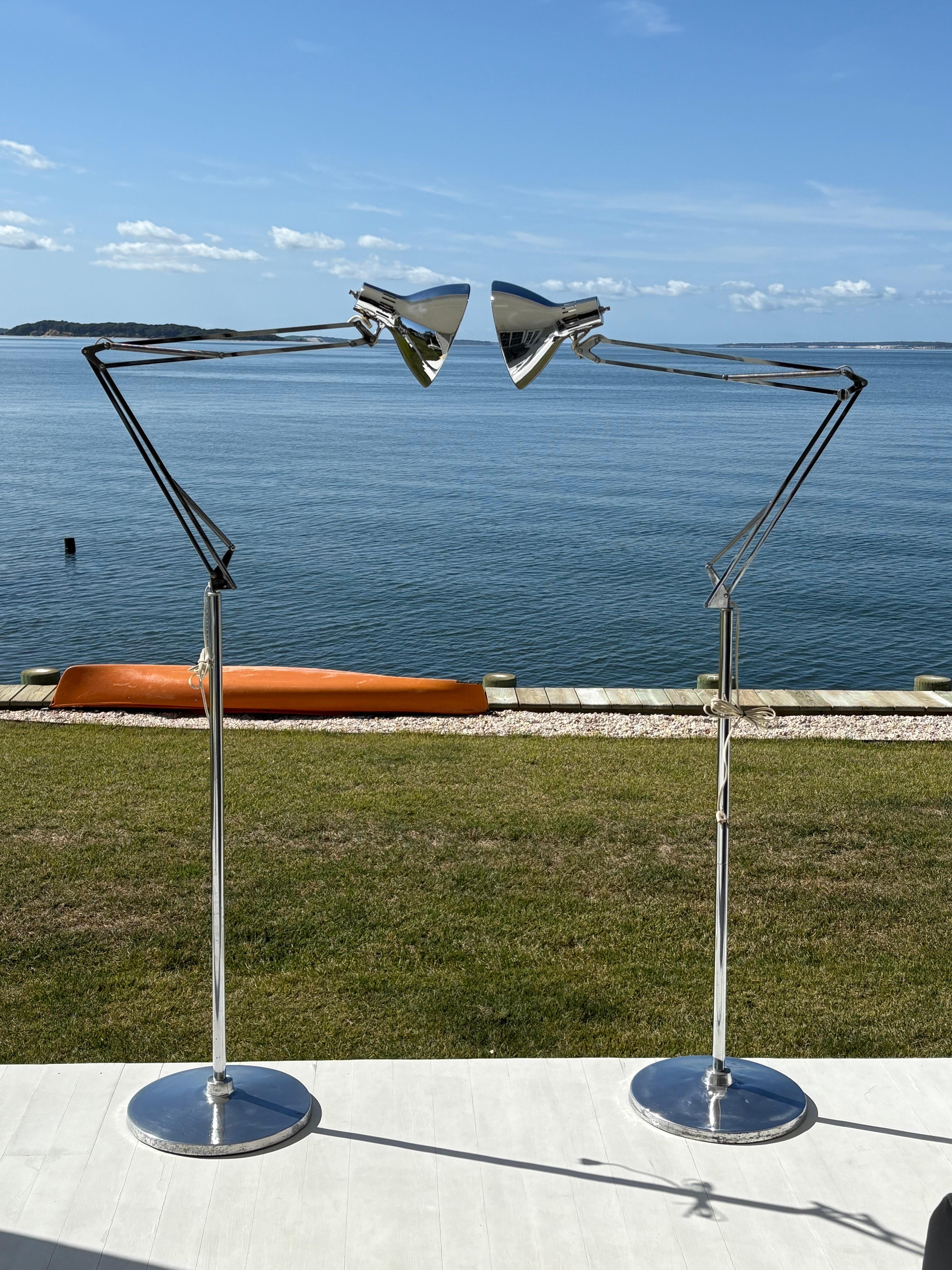 Mid-Century Modern Paire de lampes articulées en chrome Luxo du milieu du siècle, sur pied en vente