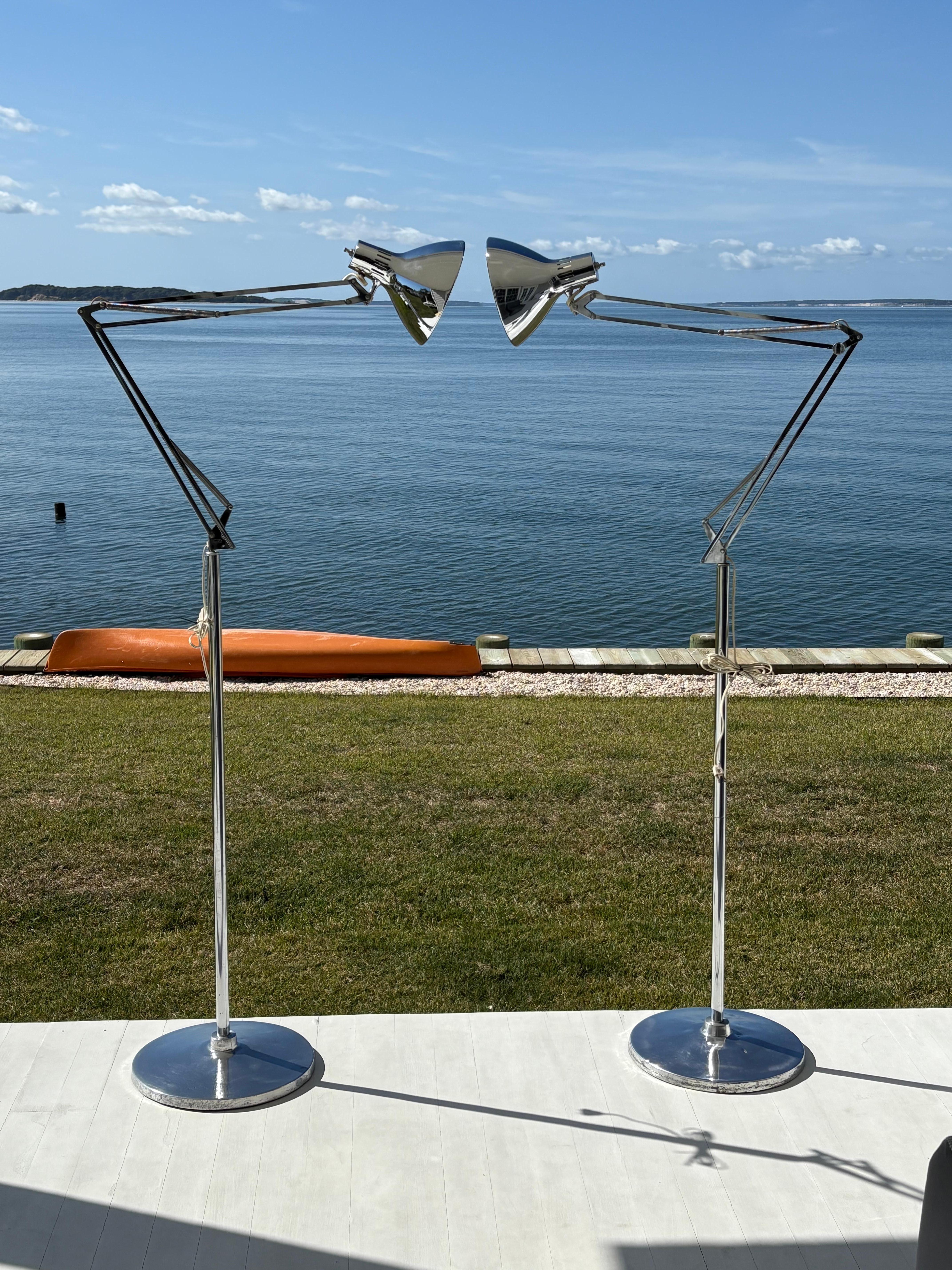 Paire de lampes articulées en chrome Luxo du milieu du siècle, sur pied Bon état - En vente à New York, NY