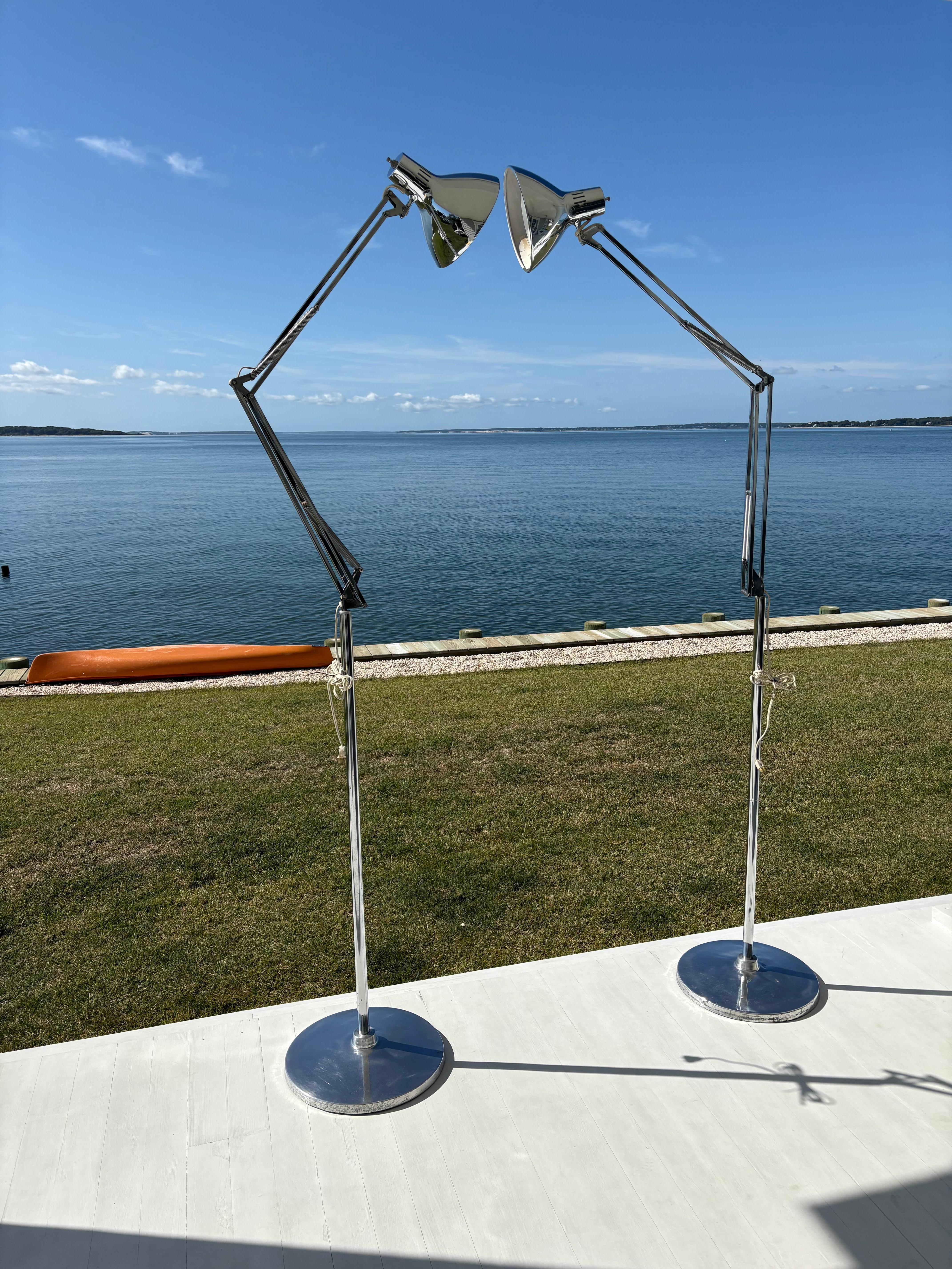 20ième siècle Paire de lampes articulées en chrome Luxo du milieu du siècle, sur pied en vente