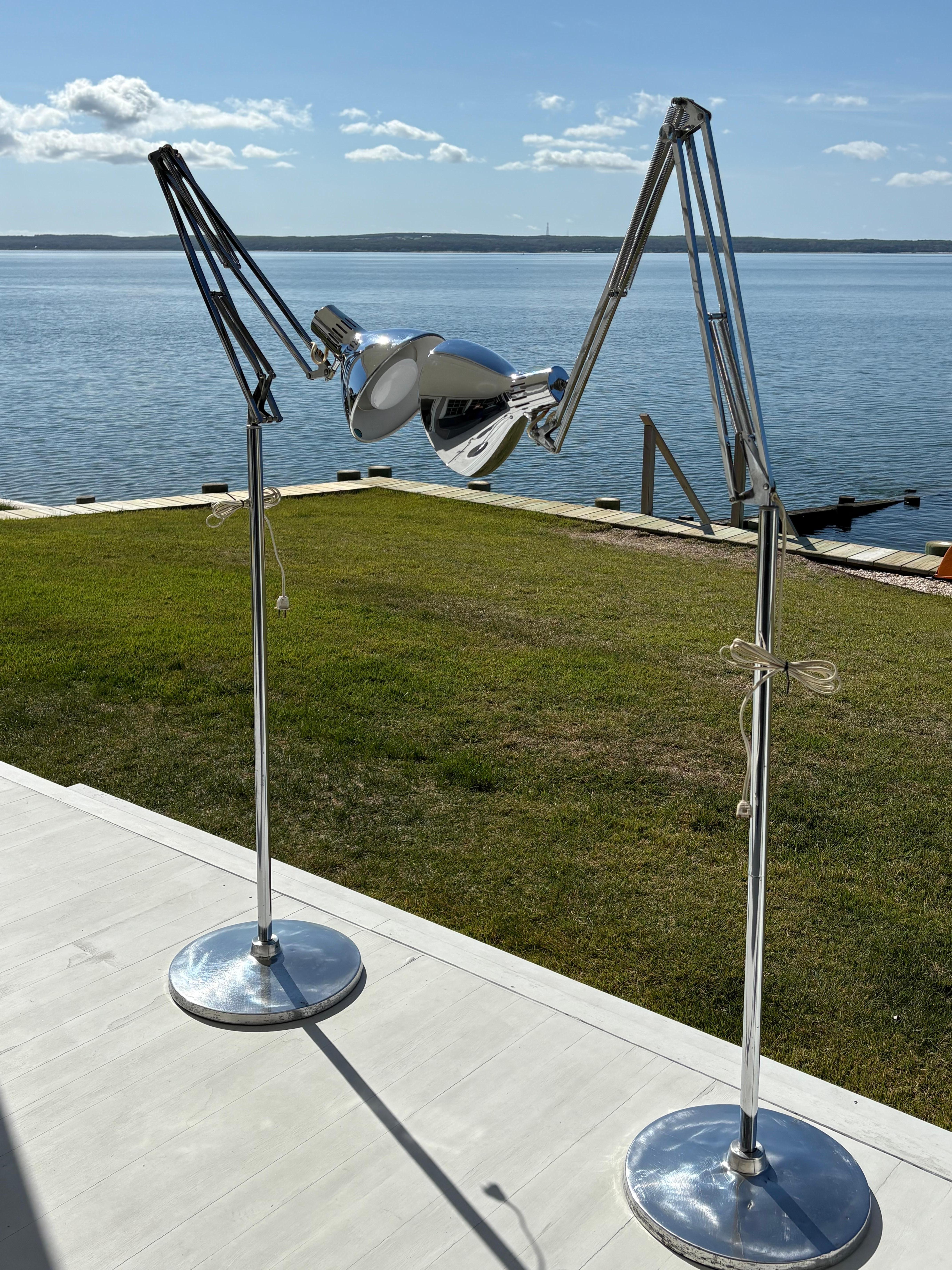 Chrome Paire de lampes articulées en chrome Luxo du milieu du siècle, sur pied en vente