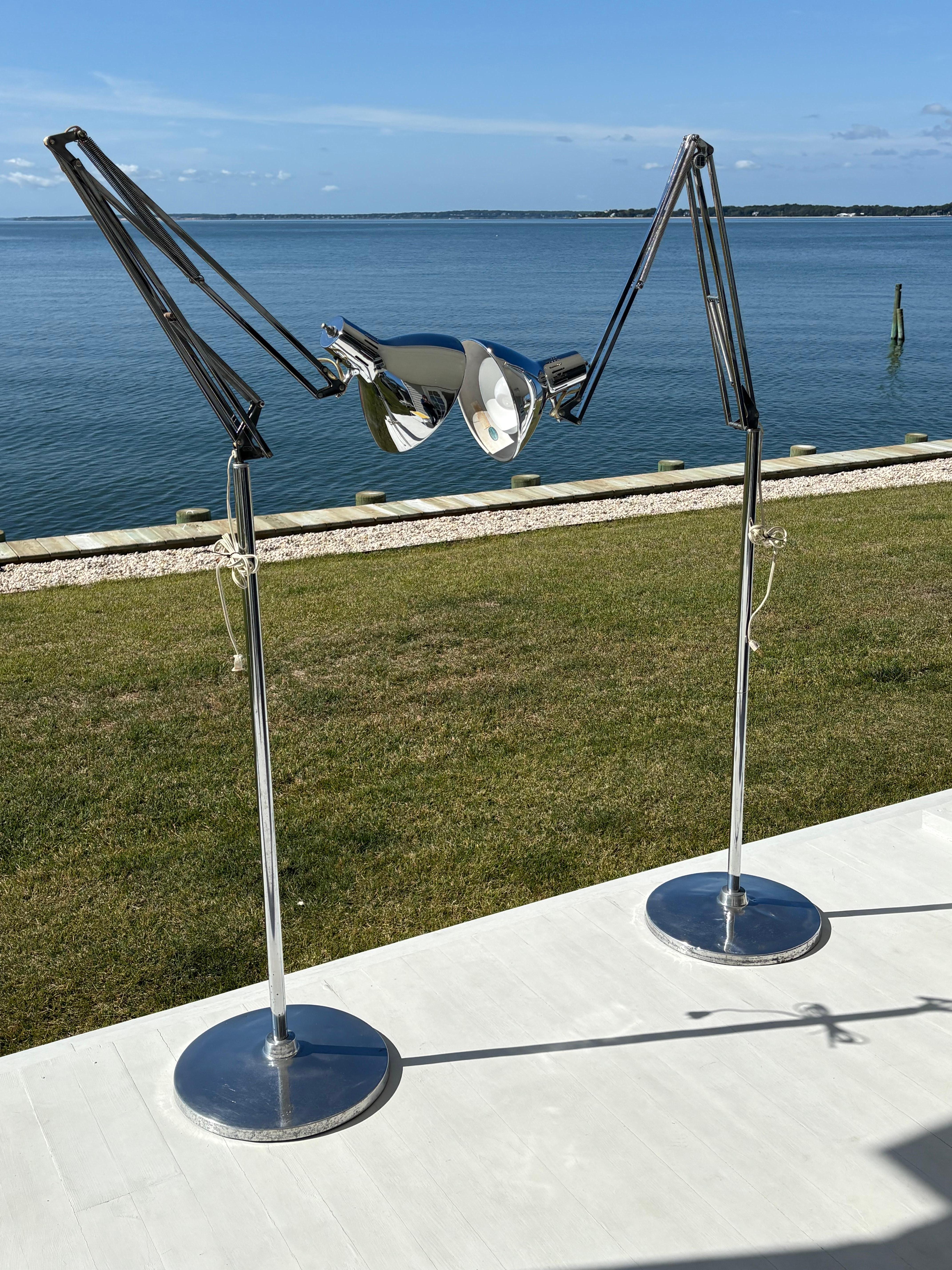 Paire de lampes articulées en chrome Luxo du milieu du siècle, sur pied en vente 1