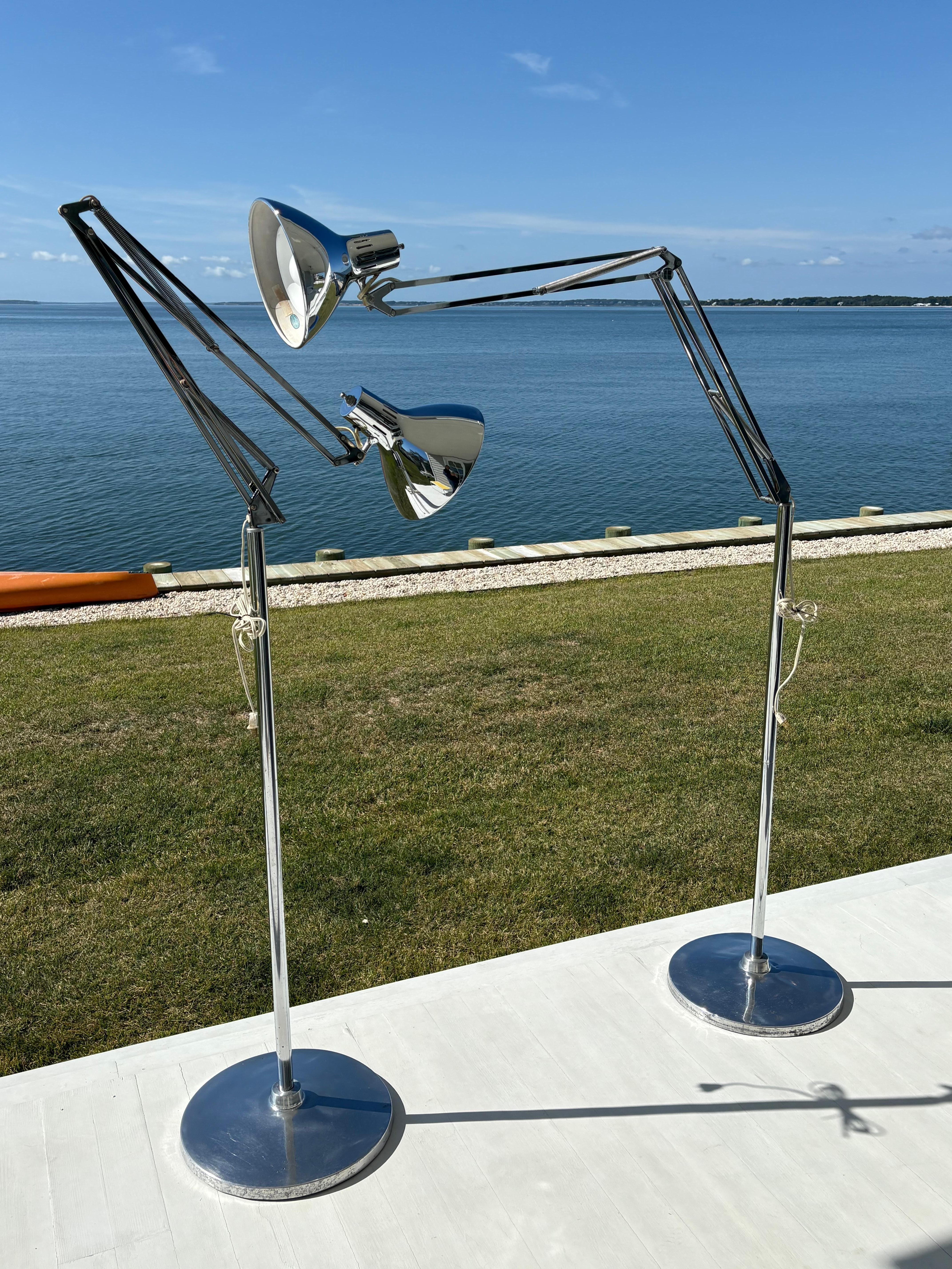 Paire de lampes articulées en chrome Luxo du milieu du siècle, sur pied en vente 2