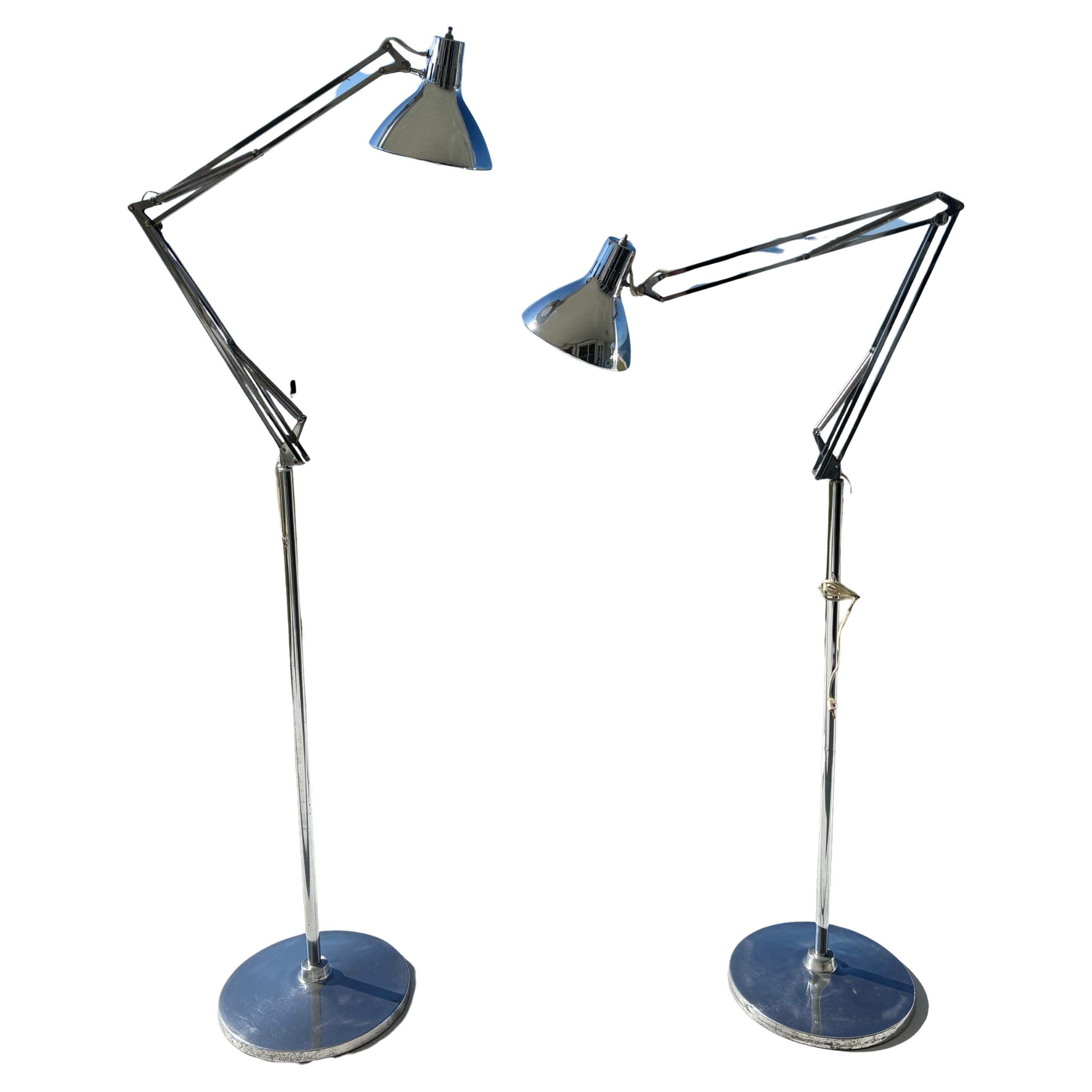 Paire de lampes articulées en chrome Luxo du milieu du siècle, sur pied