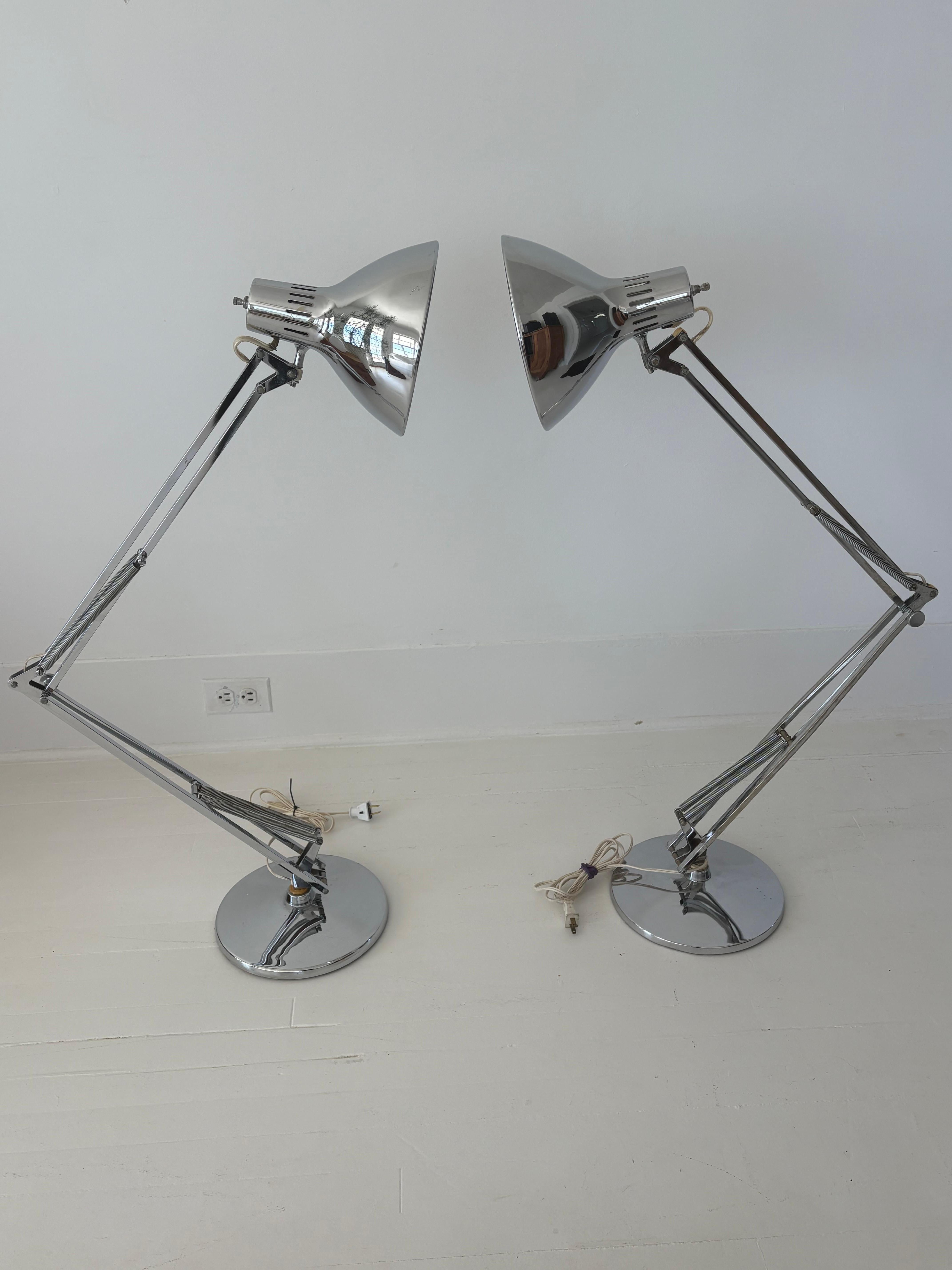 Pareja de lámparas de mesa Luxo cromadas de mediados de siglo en venta 4