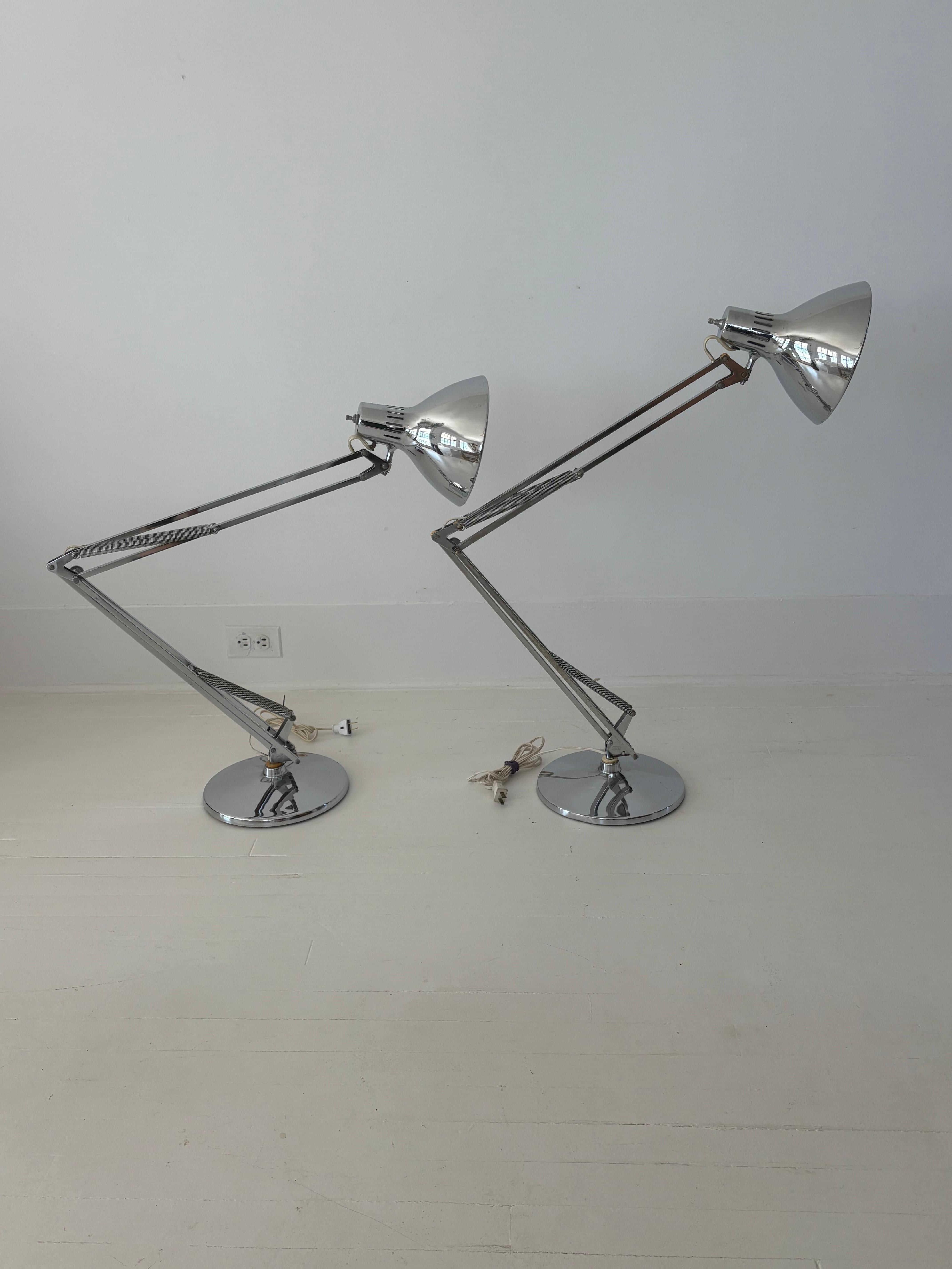 Pareja de lámparas de mesa Luxo cromadas de mediados de siglo en venta 7