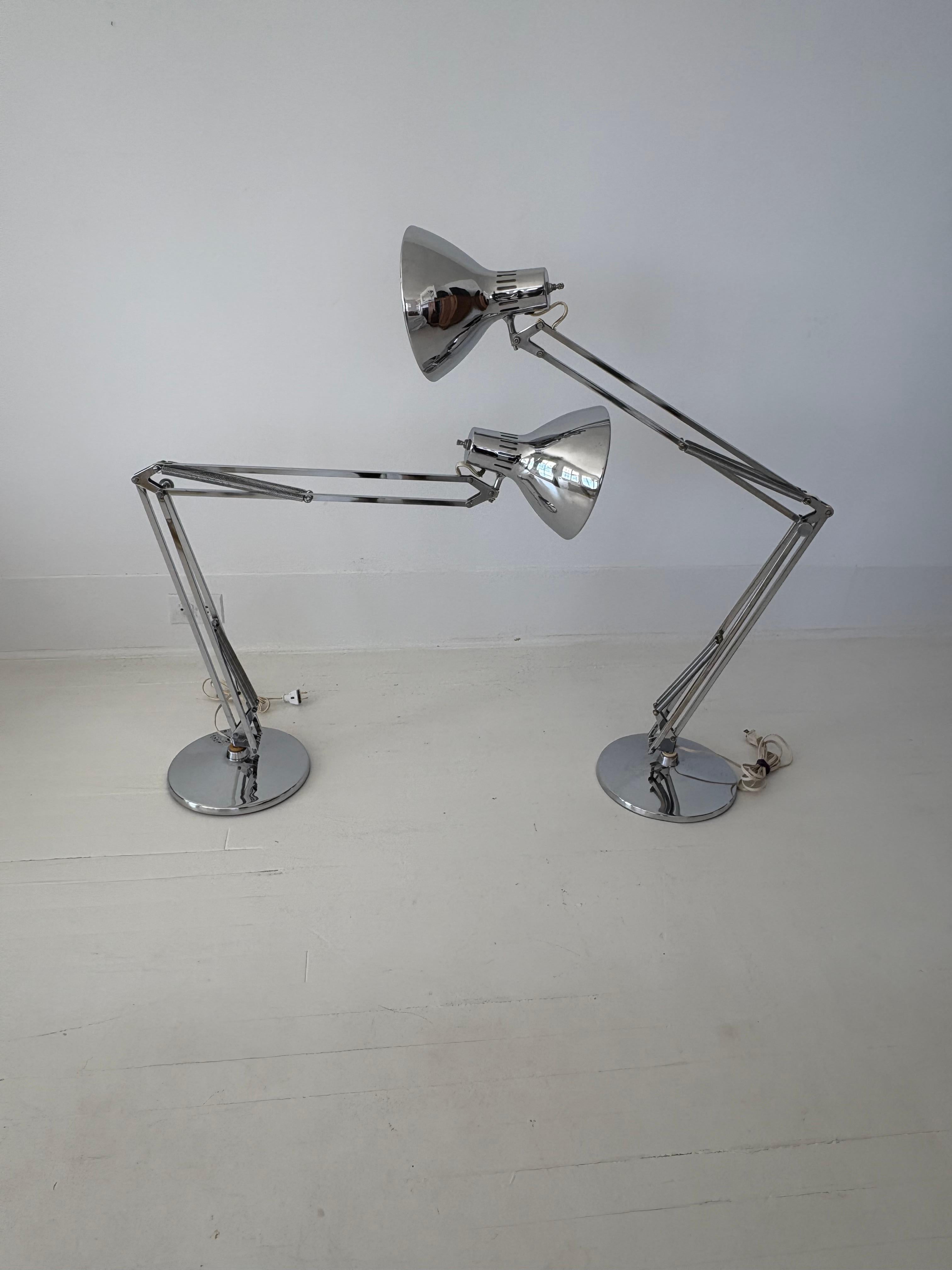 Pareja de lámparas de mesa Luxo cromadas de mediados de siglo en venta 8