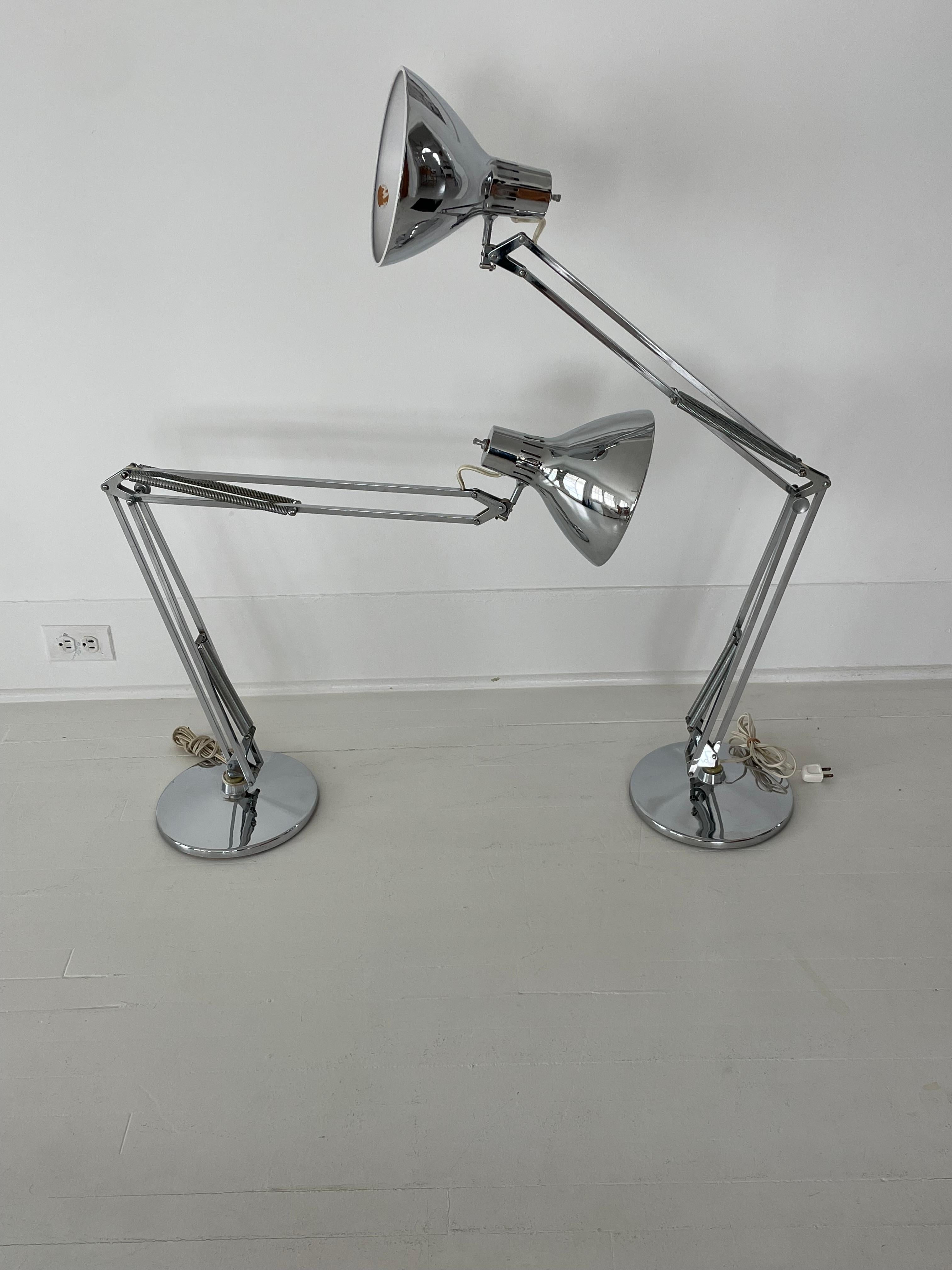 Il s'agit de lampes de bureau originales Luxo articulées et chromées. Ce design classique a été conçu en 1937 par Jac Jacobsen et a toujours fière allure aujourd'hui. Les bras et la tête s'ajustent et pivotent dans toutes les directions. Base