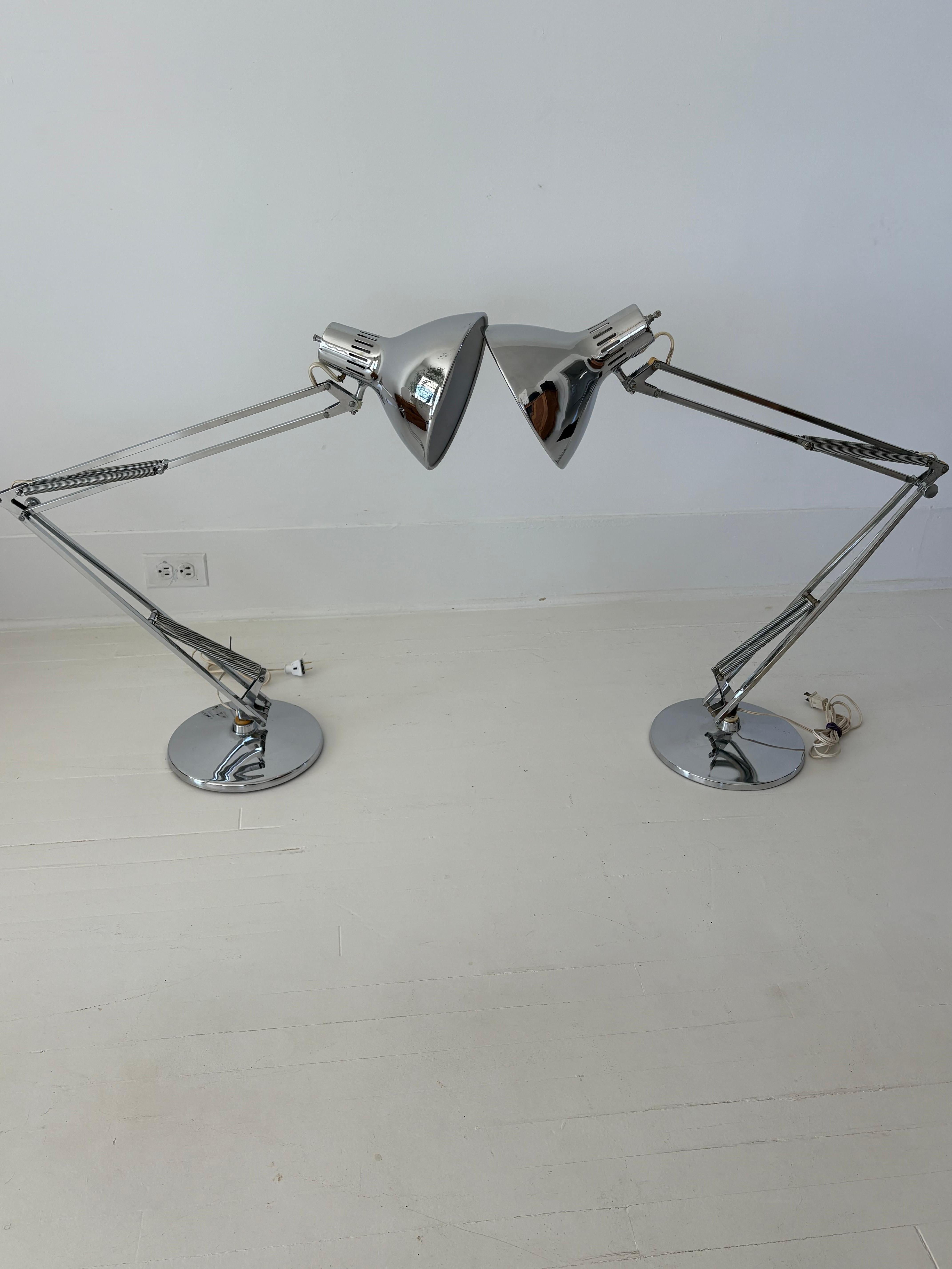 Se trata de lámparas de escritorio originales Luxo articuladas de cromo. Este diseño clásico fue diseñado originalmente en 1937 por Jac Jacobsen y sigue teniendo un aspecto estupendo hoy en día. Los brazos y el cabezal se ajustan y giran en todas