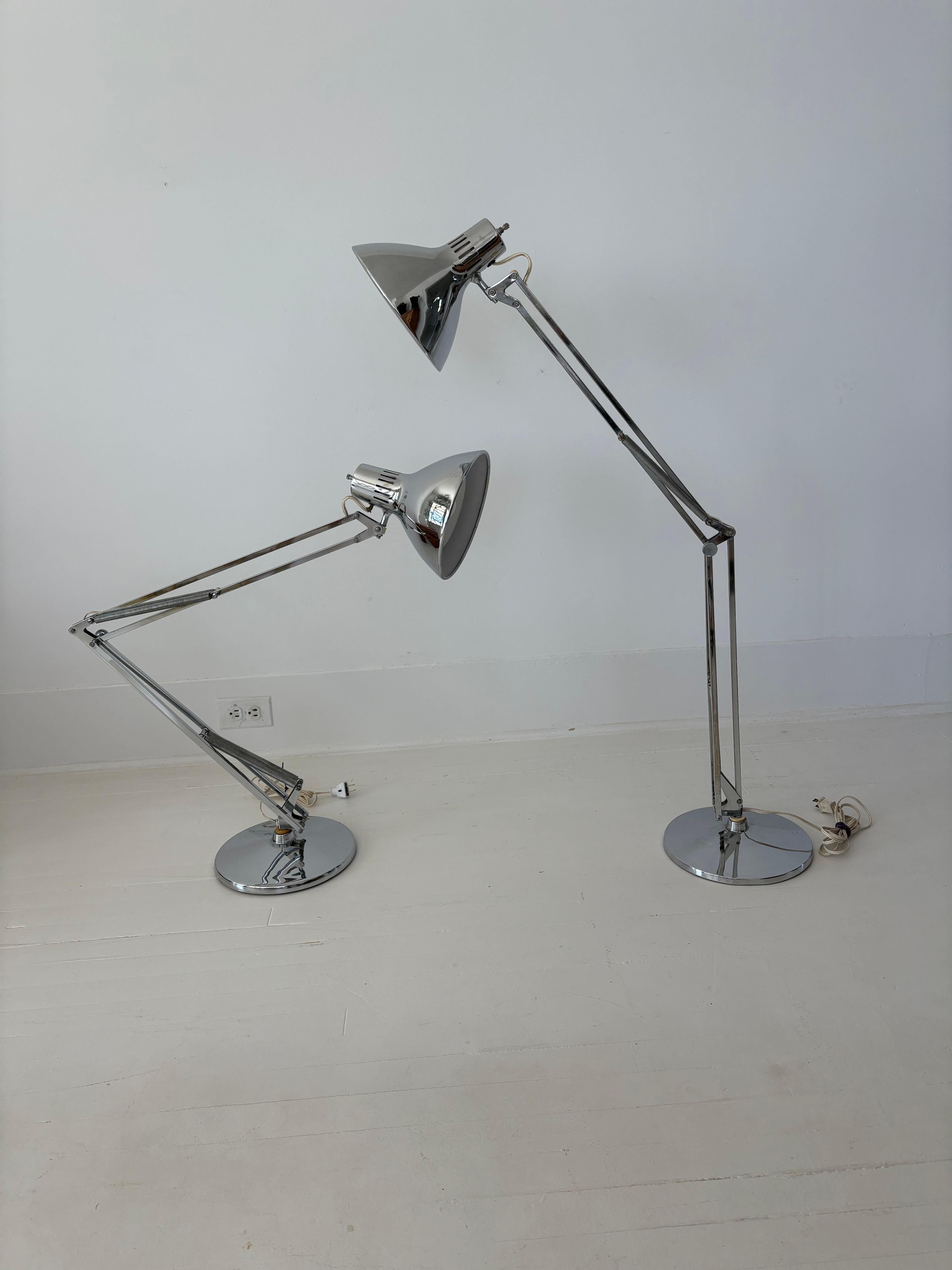 Pareja de lámparas de mesa Luxo cromadas de mediados de siglo Moderno de mediados de siglo en venta