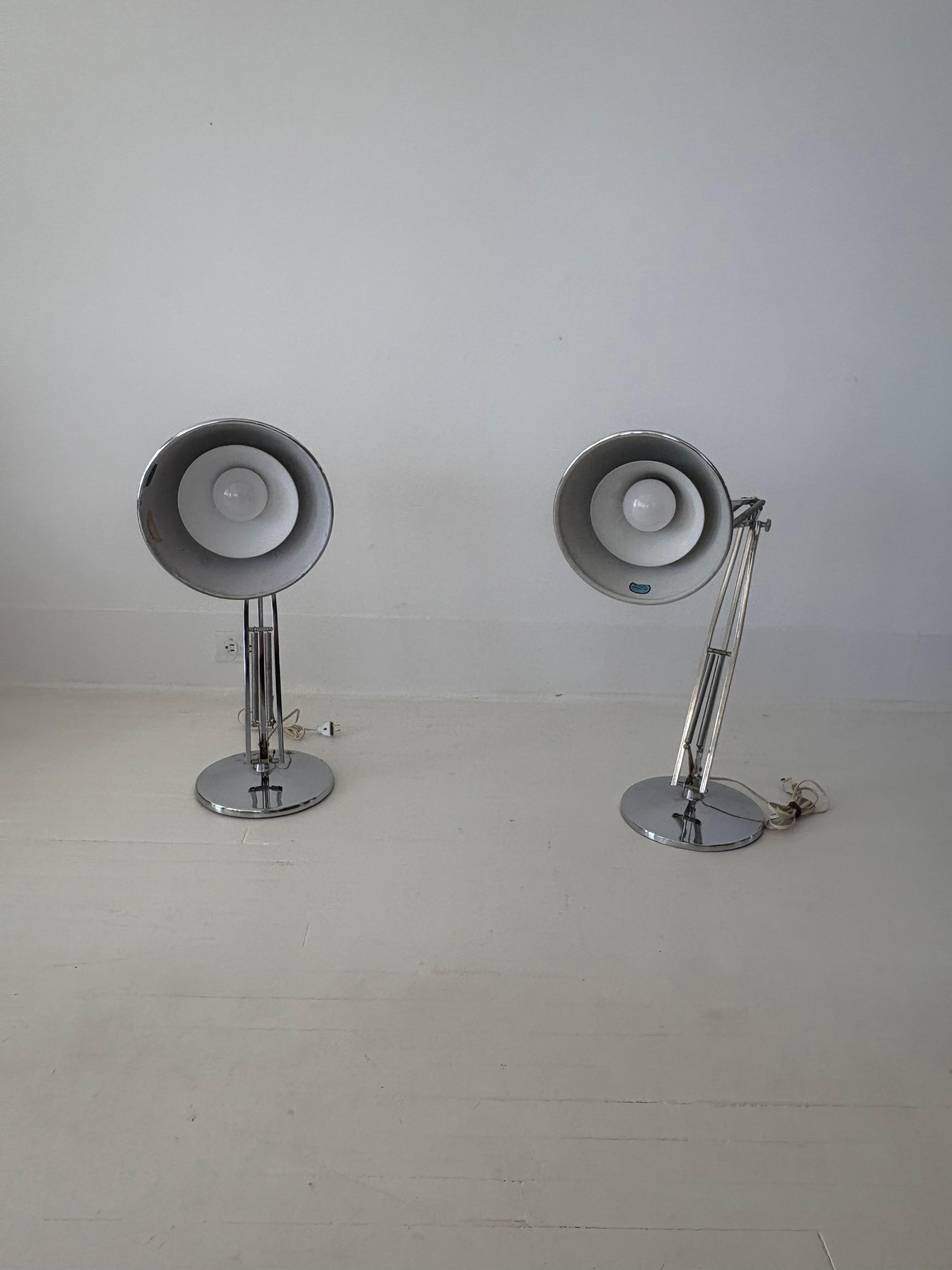 Pareja de lámparas de mesa Luxo cromadas de mediados de siglo en Bueno estado para la venta en New York, NY