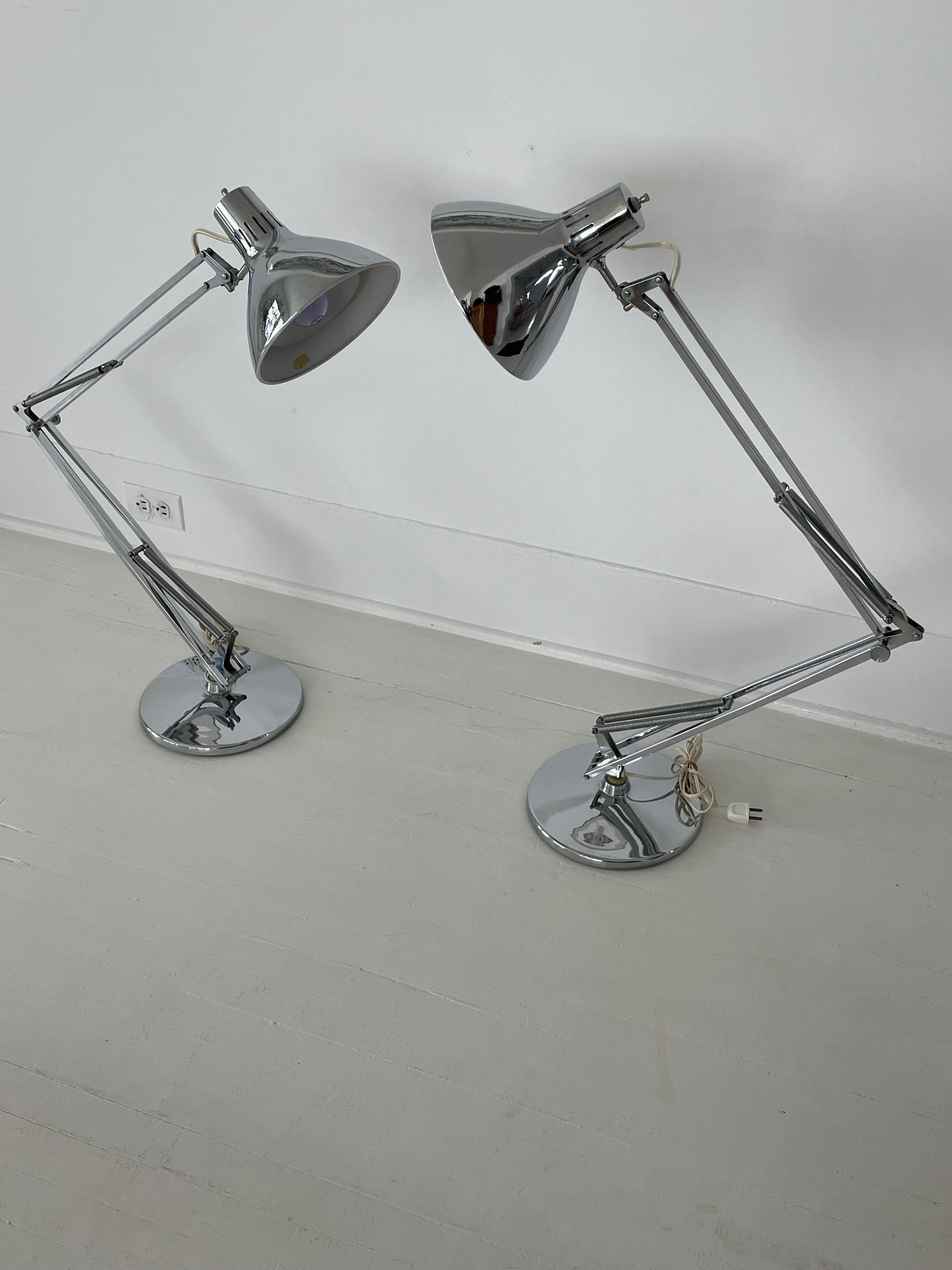 20ième siècle Paire de lampes de table Luxo en chrome du milieu du siècle dernier en vente