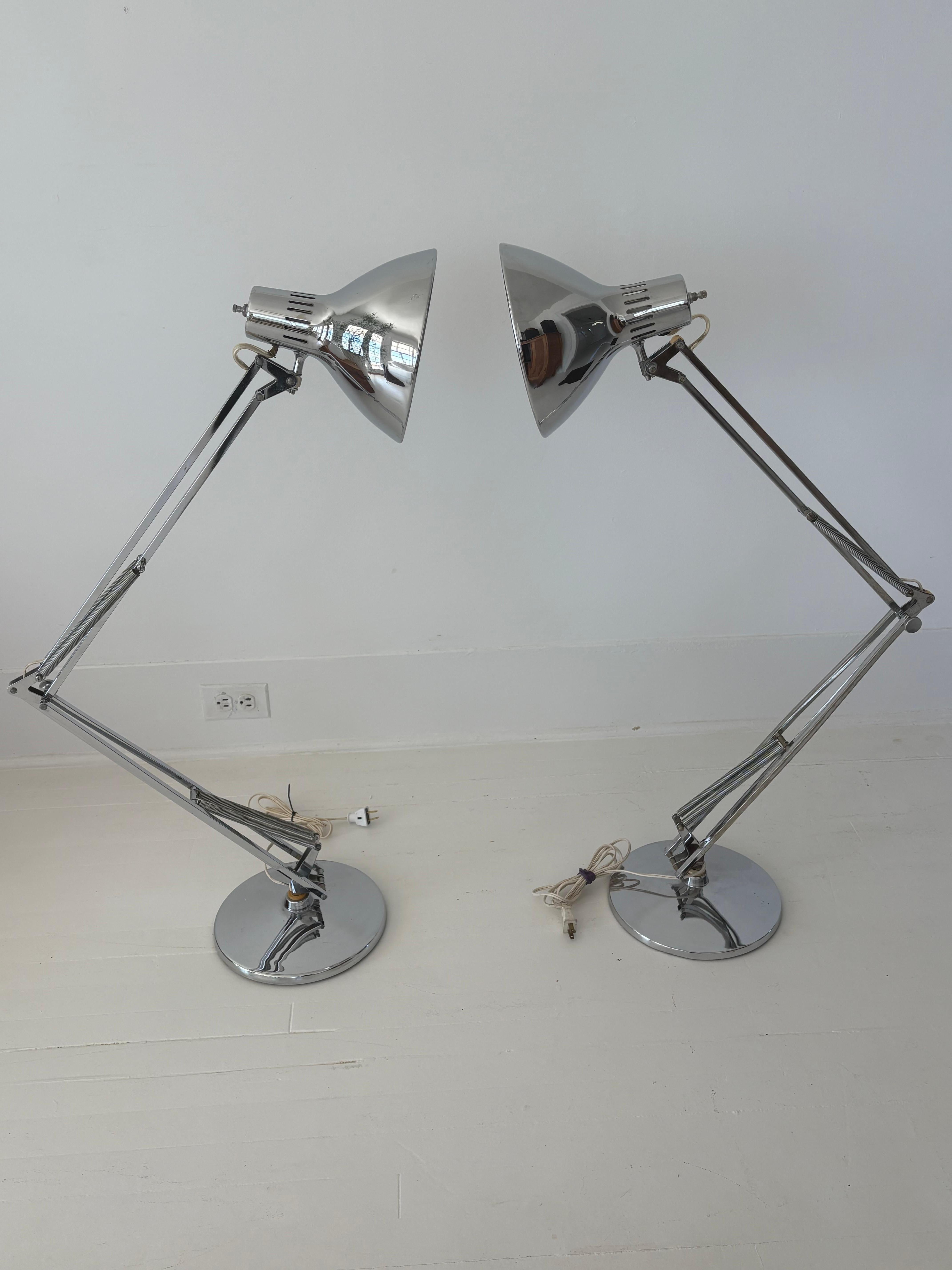 Pareja de lámparas de mesa Luxo cromadas de mediados de siglo siglo XX en venta
