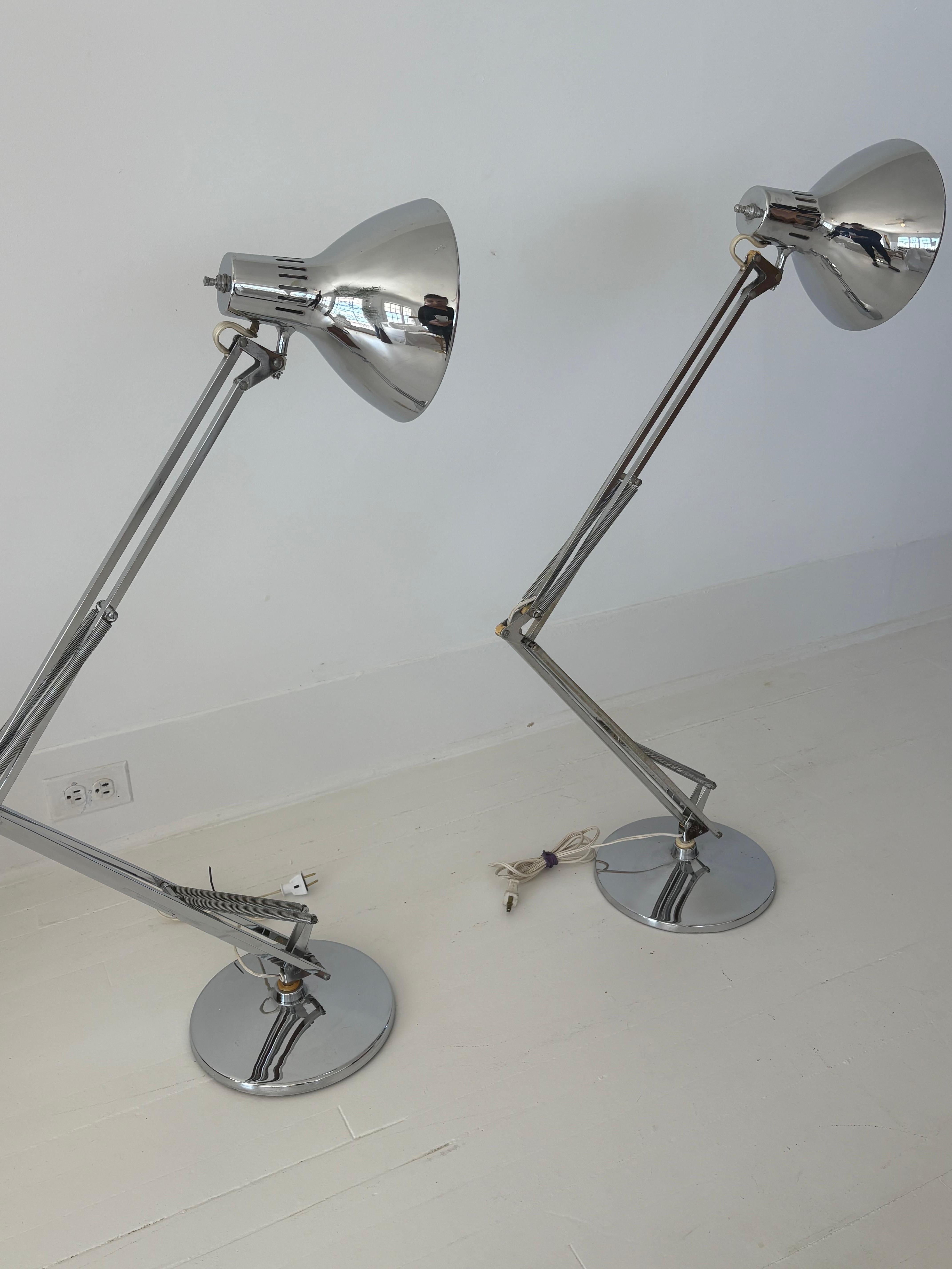 Pareja de lámparas de mesa Luxo cromadas de mediados de siglo Cromo en venta