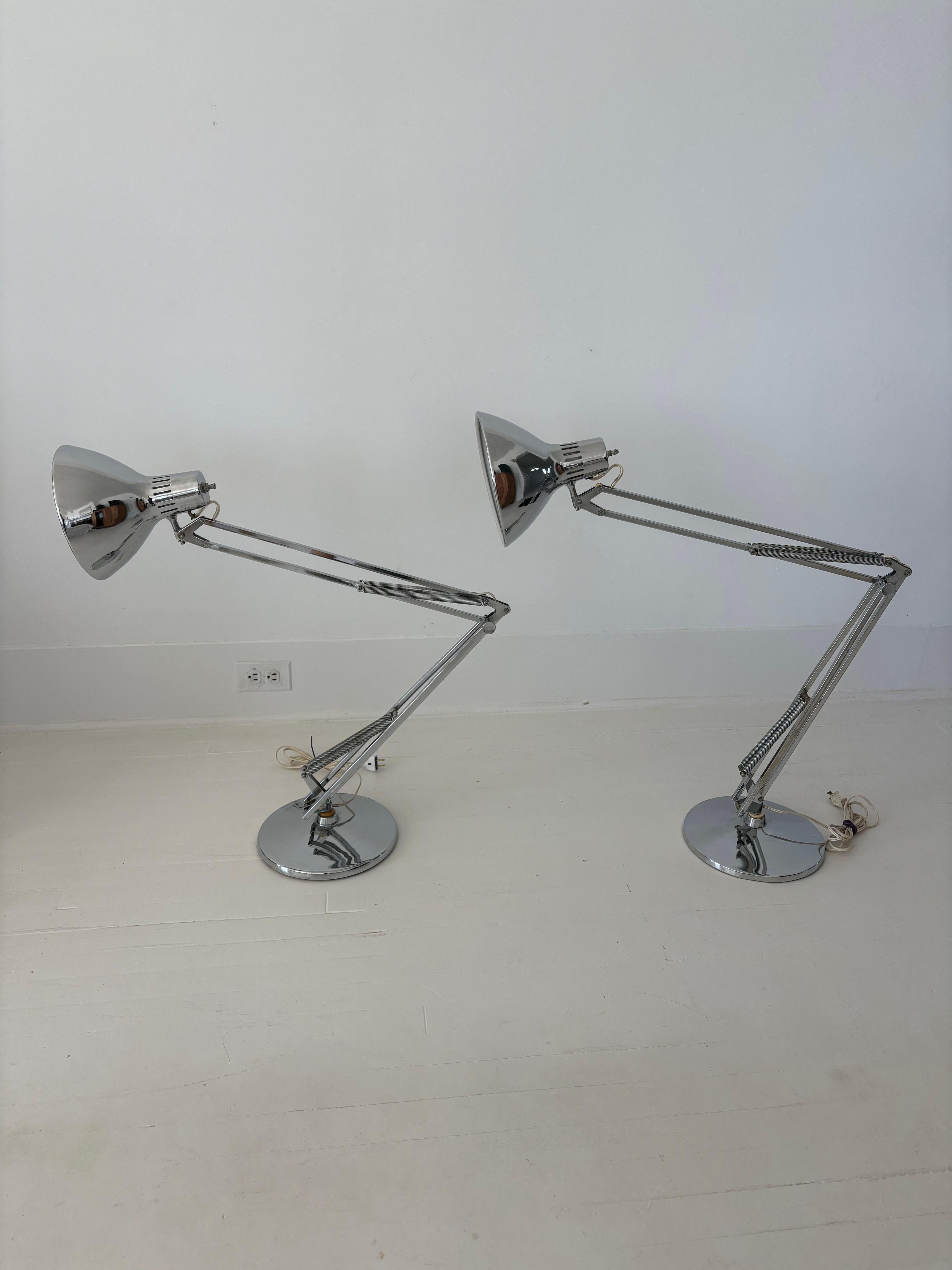 Pareja de lámparas de mesa Luxo cromadas de mediados de siglo en venta 1