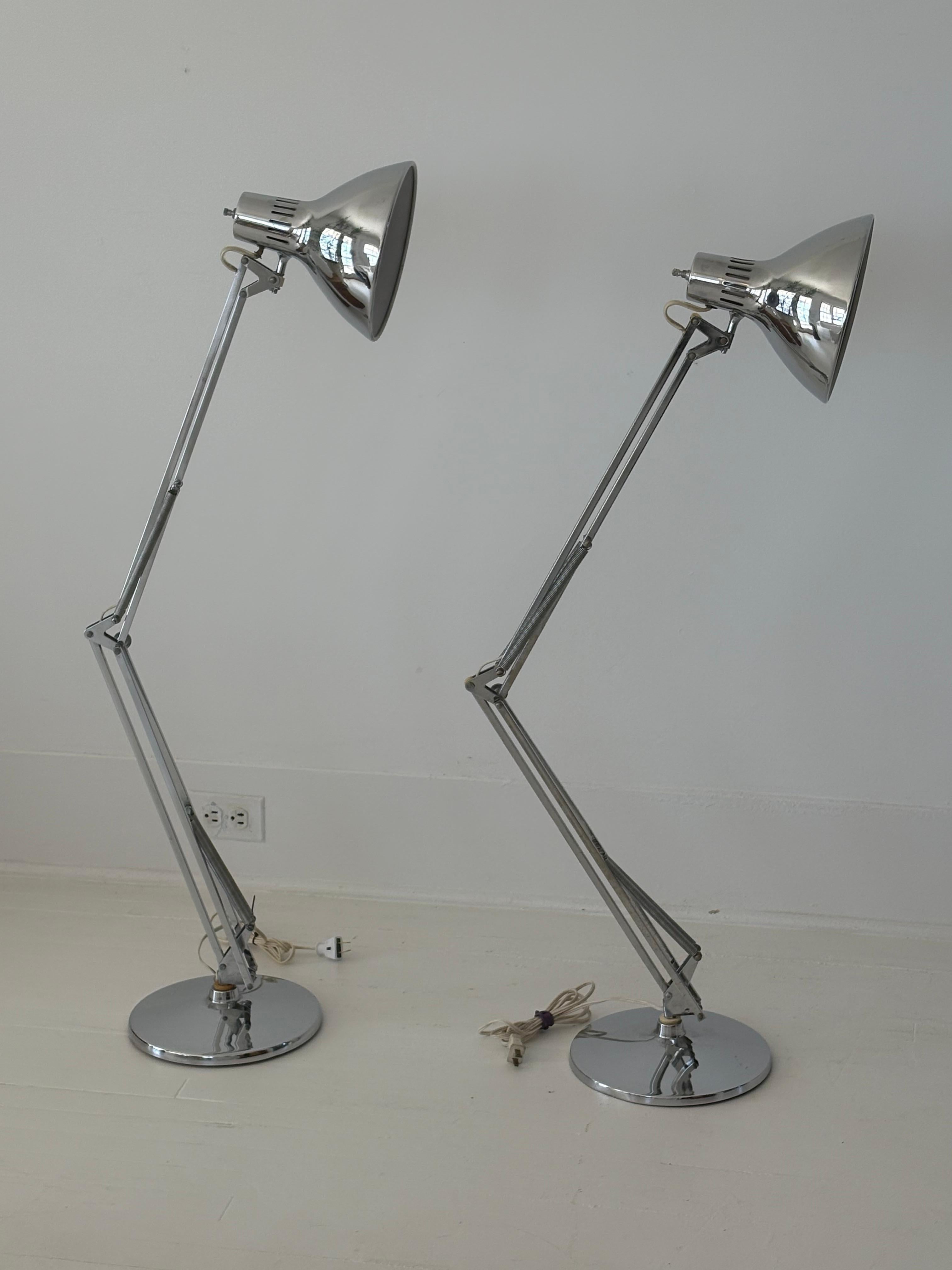 Pareja de lámparas de mesa Luxo cromadas de mediados de siglo en venta 2