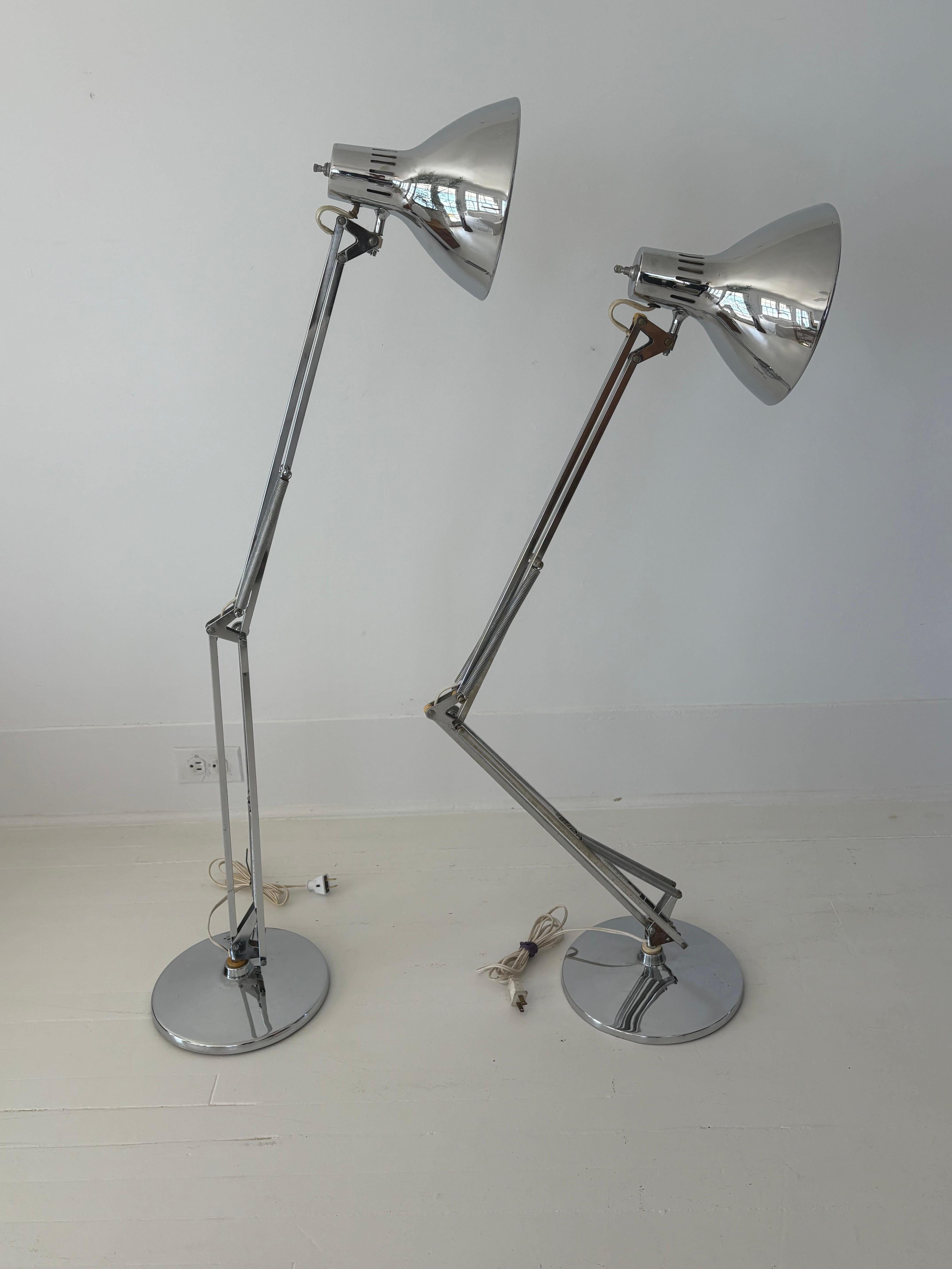 Pareja de lámparas de mesa Luxo cromadas de mediados de siglo en venta 3