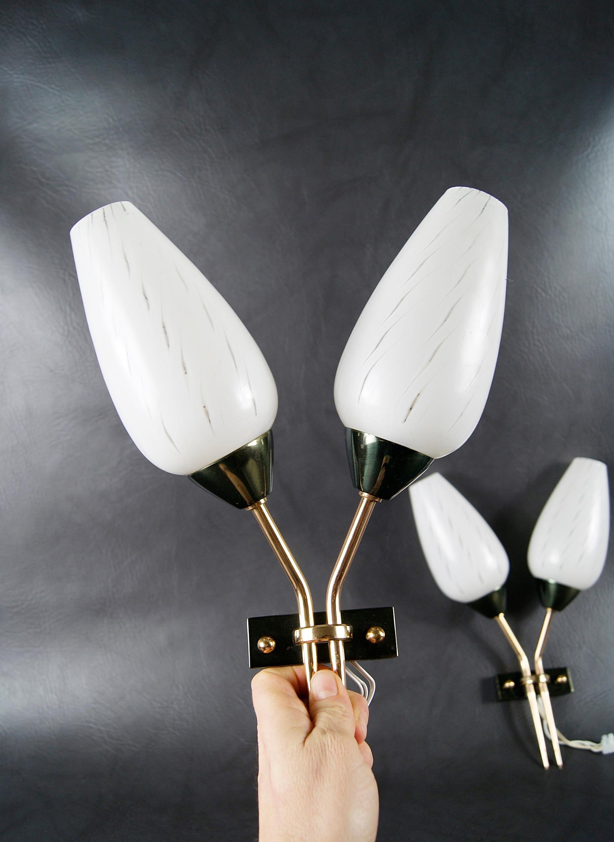 Midcentury pair of Maison Arlus sconces / wall lights, France 1950s,
brass with glass shades.



Art.-Nr. 0282.